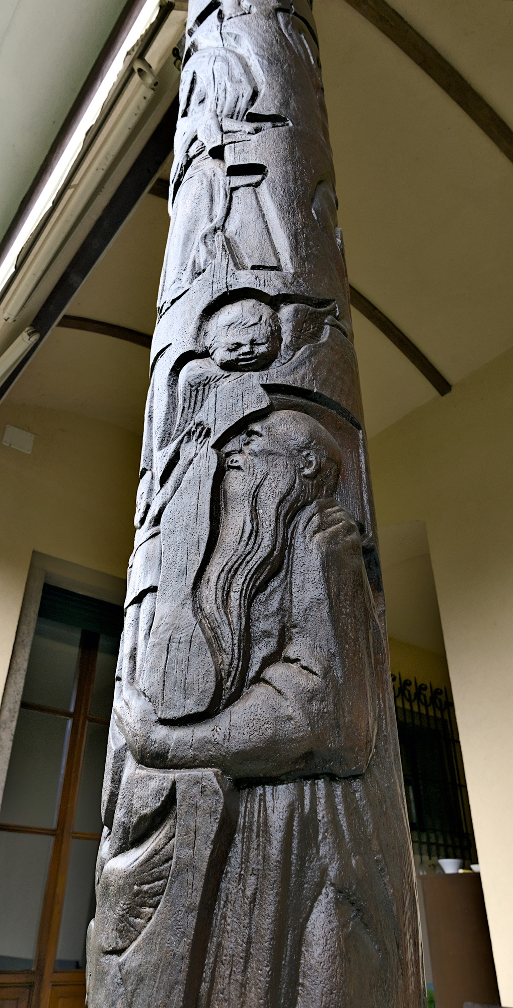 Amleto Sartori, tre colonne a intaglio su legno di conifera nel terrazzo di una villa privata che rappresentano le età della vita, 1948, via Garigliano 10, Padova