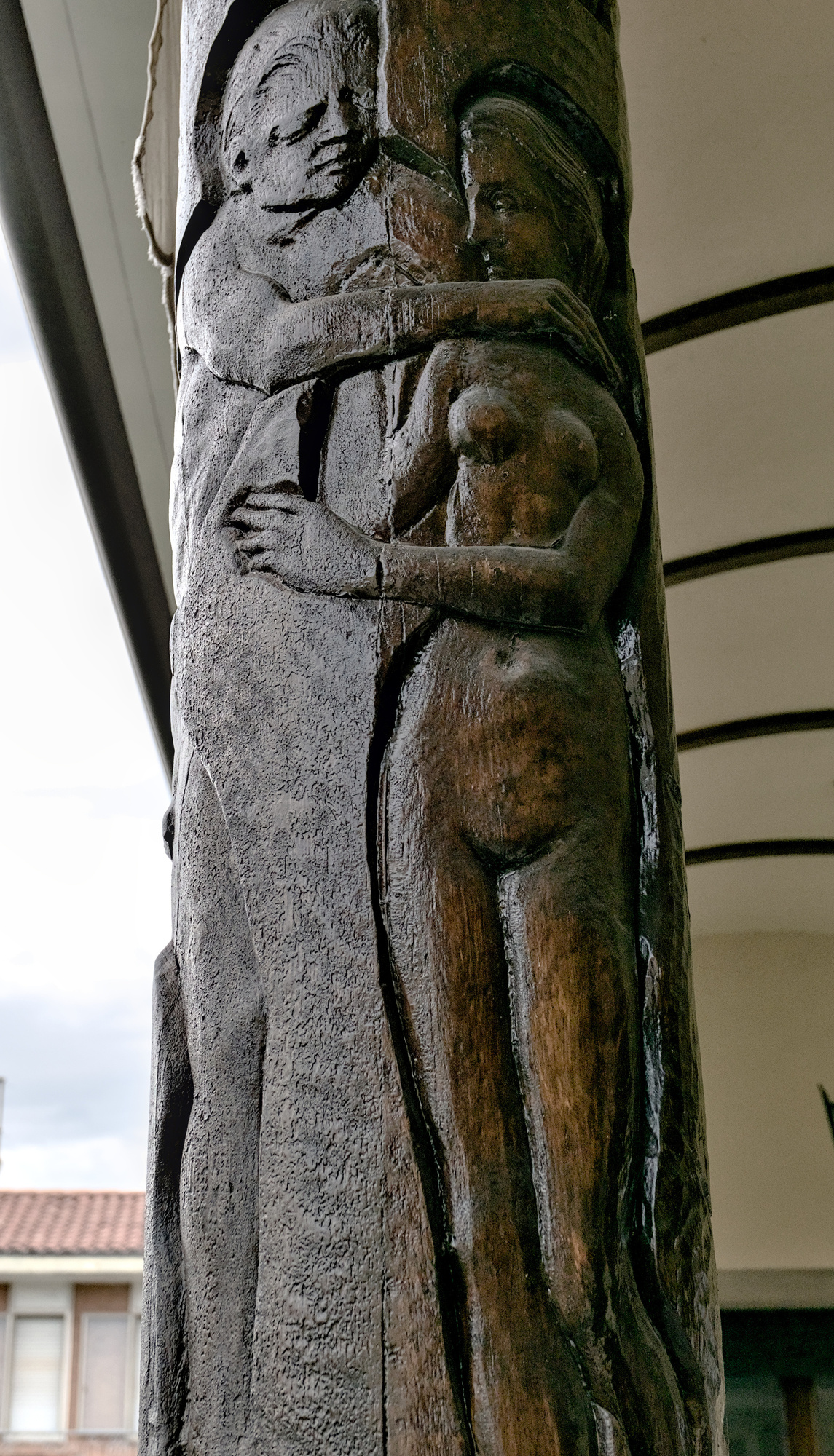 Amleto Sartori, tre colonne a intaglio su legno di conifera nel terrazzo di una villa privata che rappresentano le età della vita, 1948, via Garigliano 10, Padova