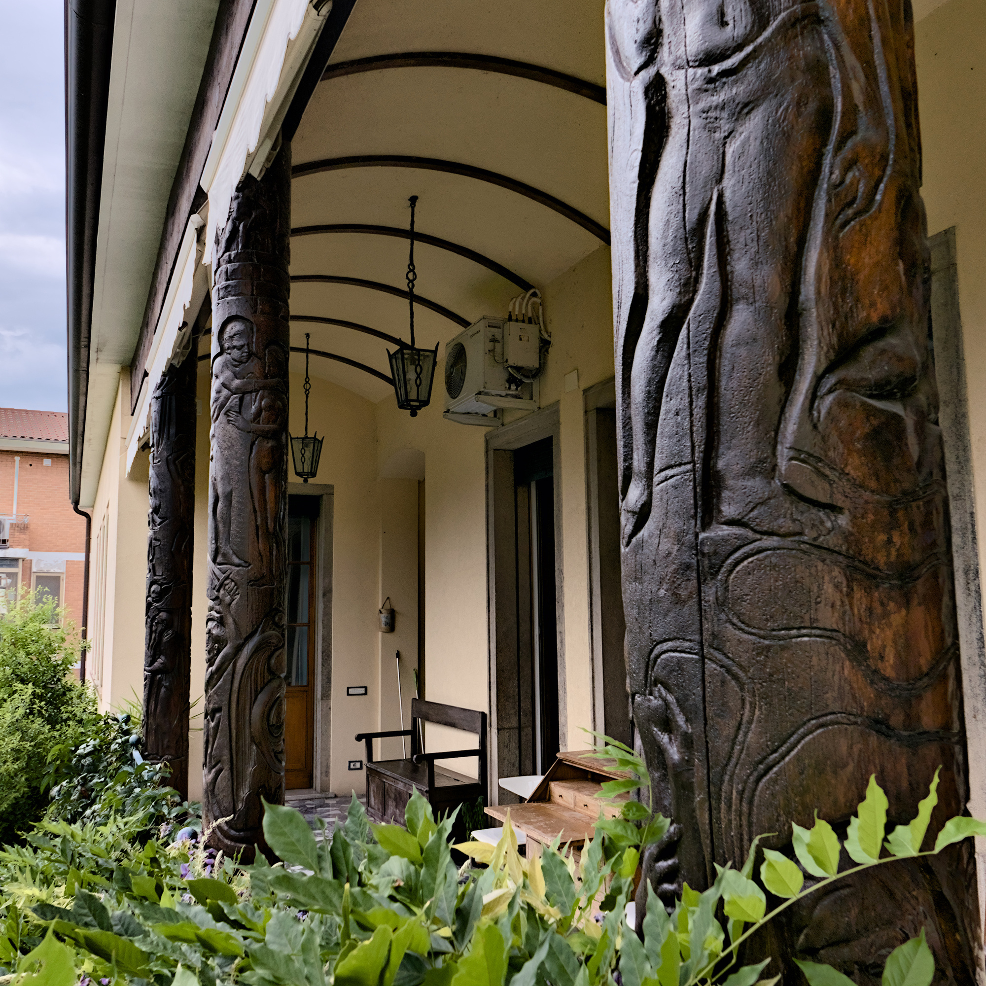 Amleto Sartori, tre colonne a intaglio su legno di conifera nel terrazzo di una villa privata che rappresentano le età della vita, 1948, via Garigliano 10, Padova