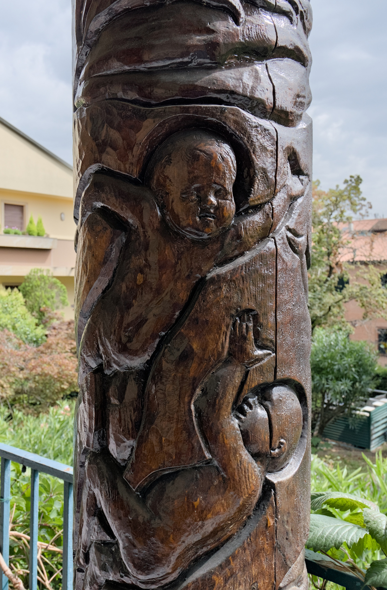 Amleto Sartori, tre colonne a intaglio su legno di conifera nel terrazzo di una villa privata che rappresentano le età della vita, 1948, via Garigliano 10, Padova