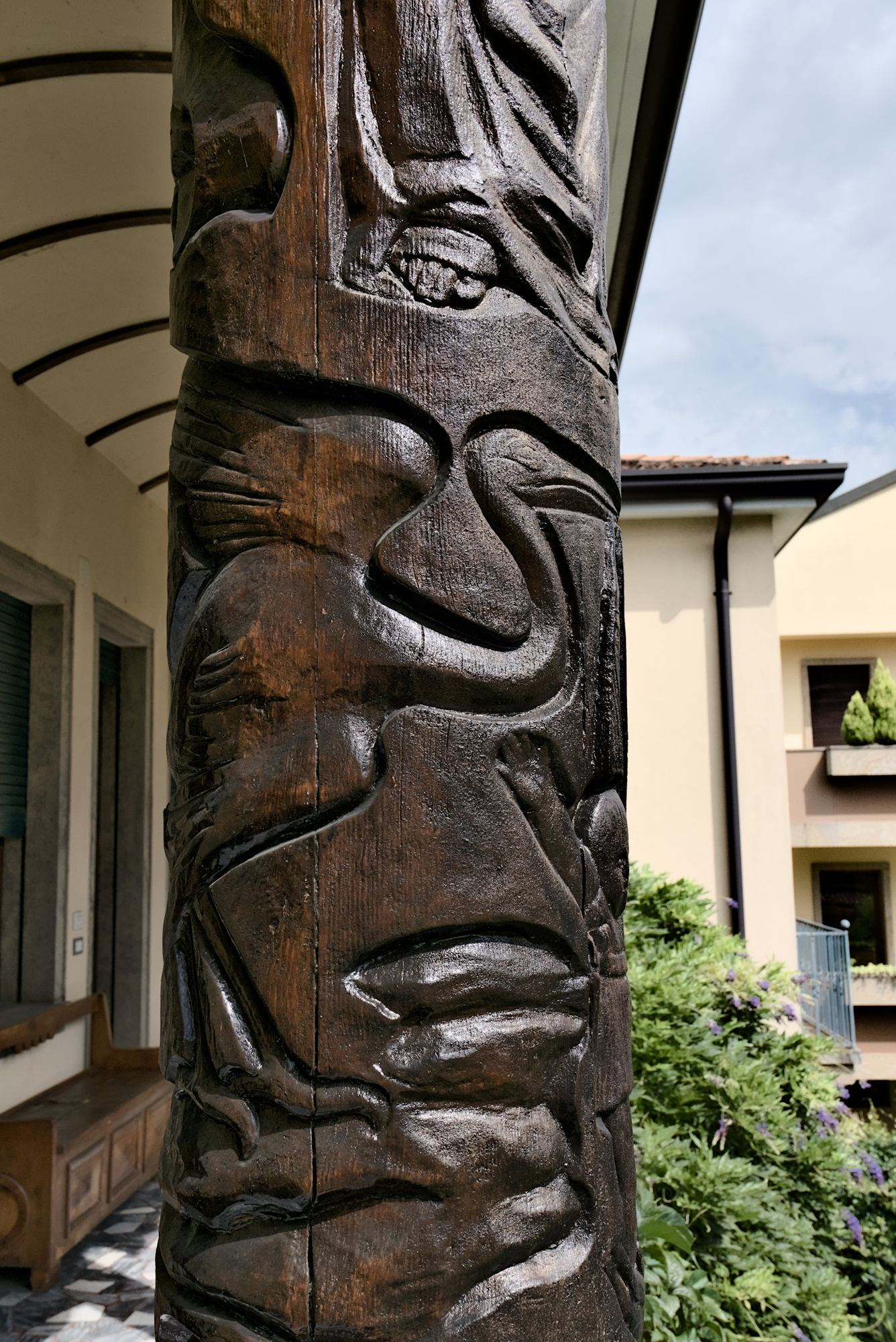 Amleto Sartori, tre colonne a intaglio su legno di conifera nel terrazzo di una villa privata che rappresentano le età della vita, 1948, via Garigliano 10, Padova