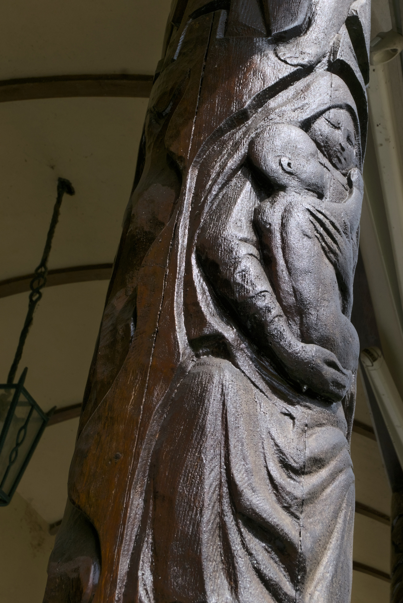 Amleto Sartori, tre colonne a intaglio su legno di conifera nel terrazzo di una villa privata che rappresentano le età della vita, 1948, via Garigliano 10, Padova