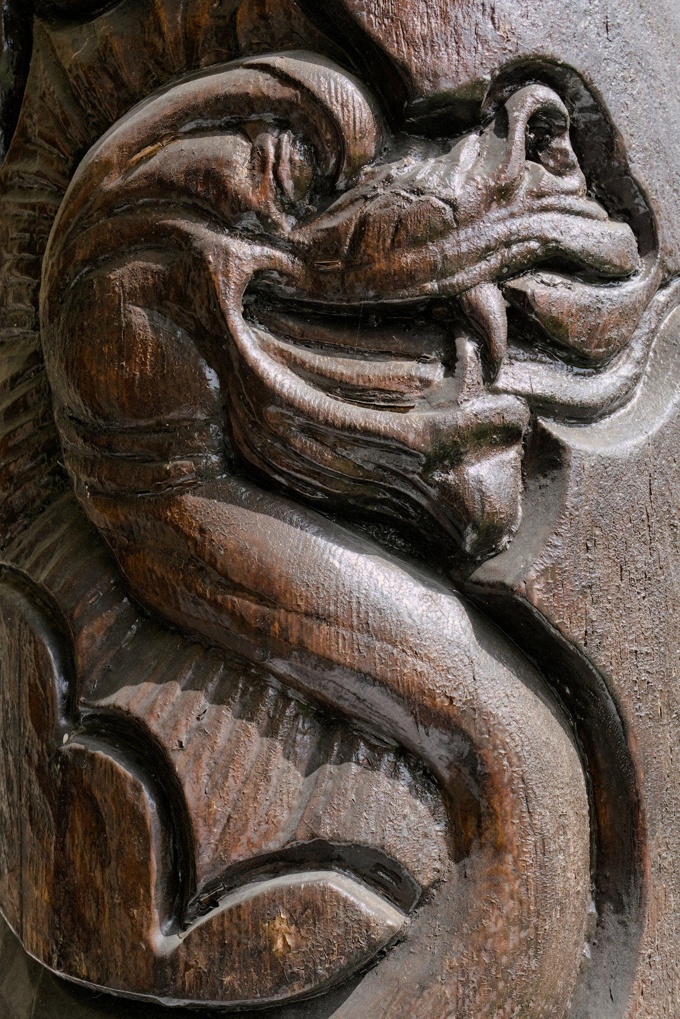 Amleto Sartori, tre colonne a intaglio su legno di conifera nel terrazzo di una villa privata che rappresentano le età della vita, 1948, via Garigliano 10, Padova