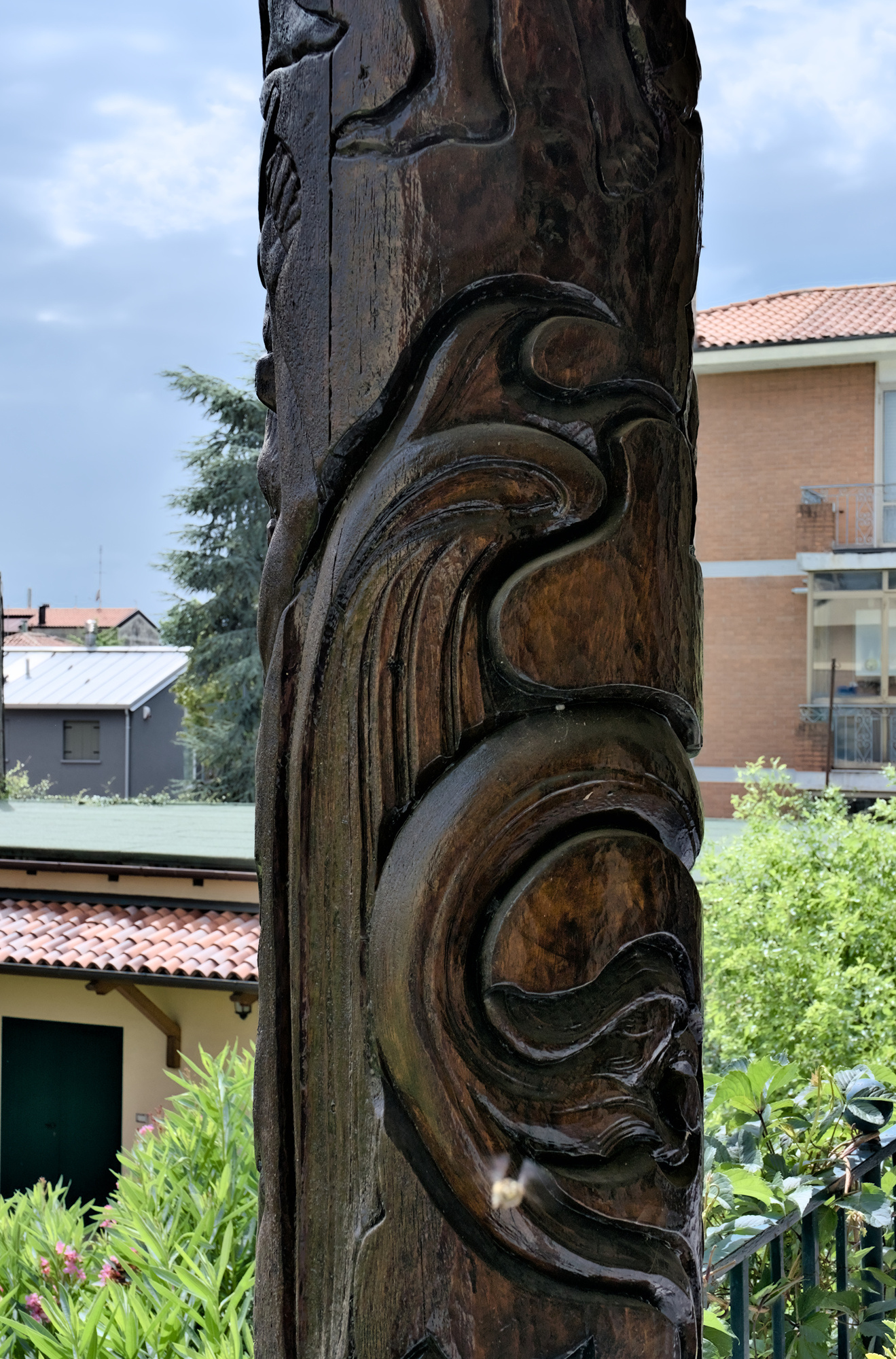 Amleto Sartori, tre colonne a intaglio su legno di conifera nel terrazzo di una villa privata che rappresentano le età della vita, 1948, via Garigliano 10, Padova