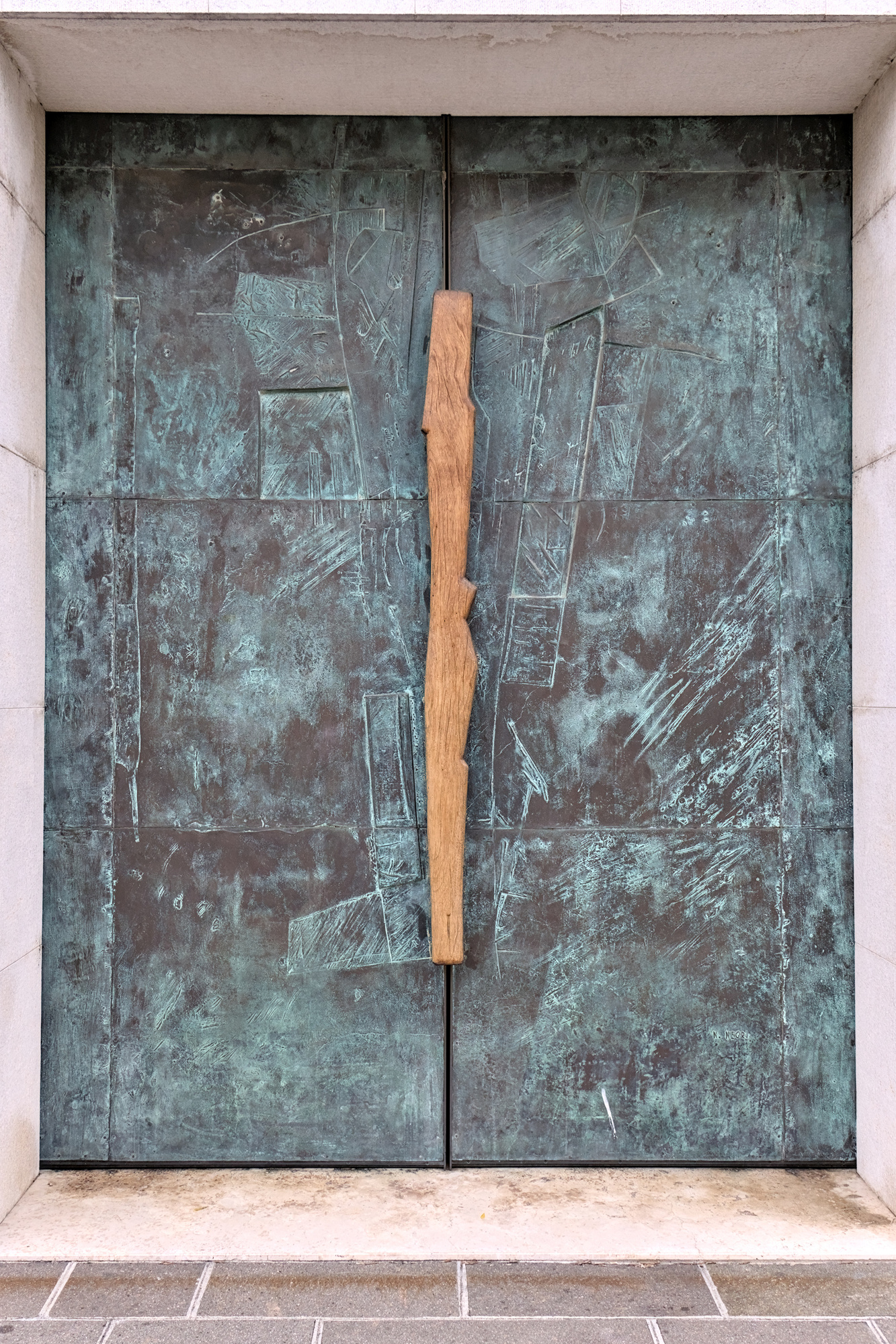 Nerino Negri, porte in bronzo, 1988, chiesa della Natività della Beata Vergine Maria (Vincenzo Bonato, 1936-39), via Pilade Bronzetti 12, Padova