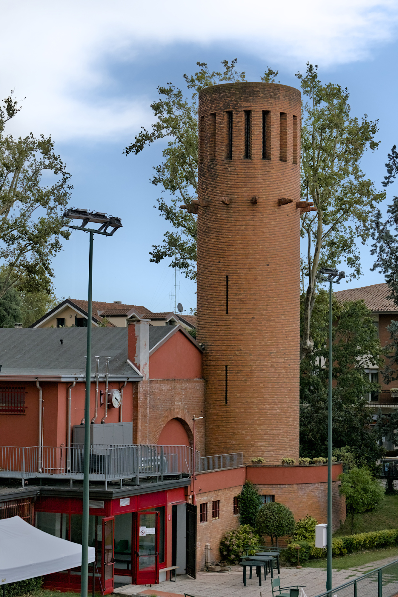 Esterno dell'ex Gruppo Rionale Fascista Bonservizi (Quirino De Giorgio, 1937-38). A coronamento della torre littoria teste d'aquila in cotto di Amleto Sartori, via Giordano Bruno 27, Padova