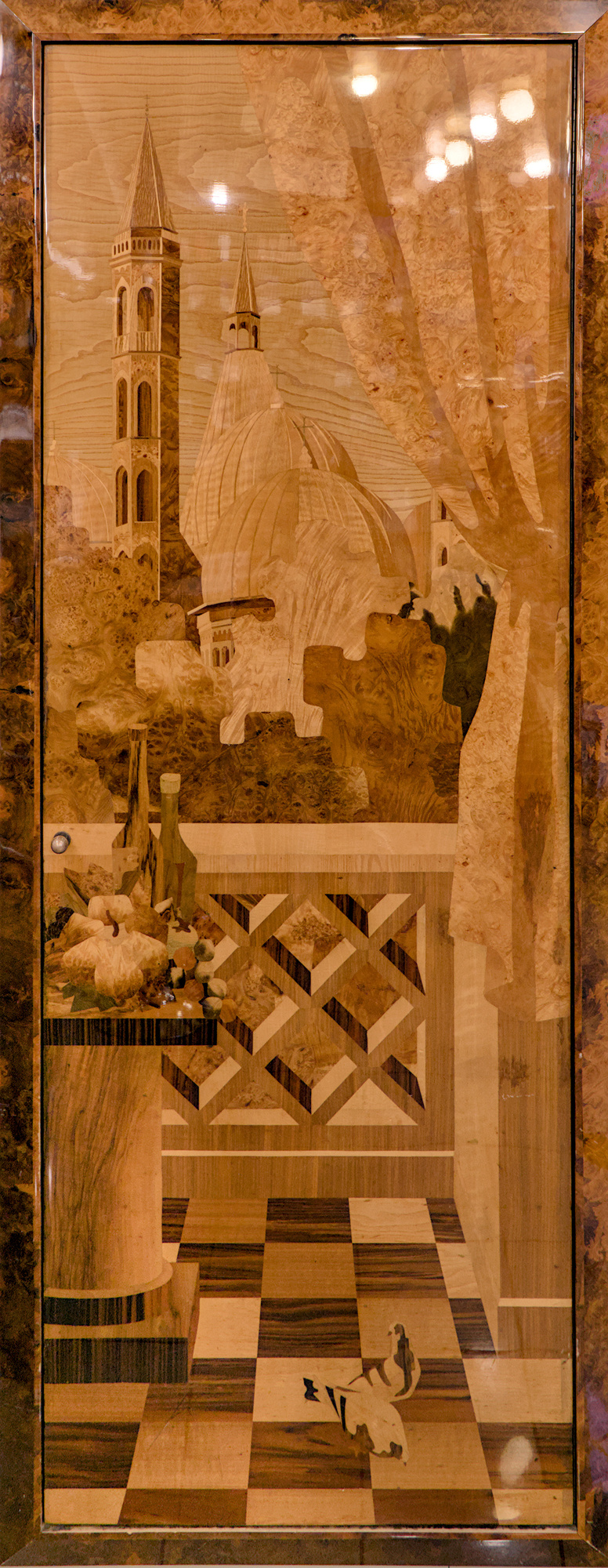 Autore non identificato, intarsio in legno con vista della Basilica di Sant'Antonio da ponte Pontecorvo. Realizzato da un artigiano di via S. Lucia su commissione della famiglia Breda. Caffè Breda, via Santa Lucia 9, Padova