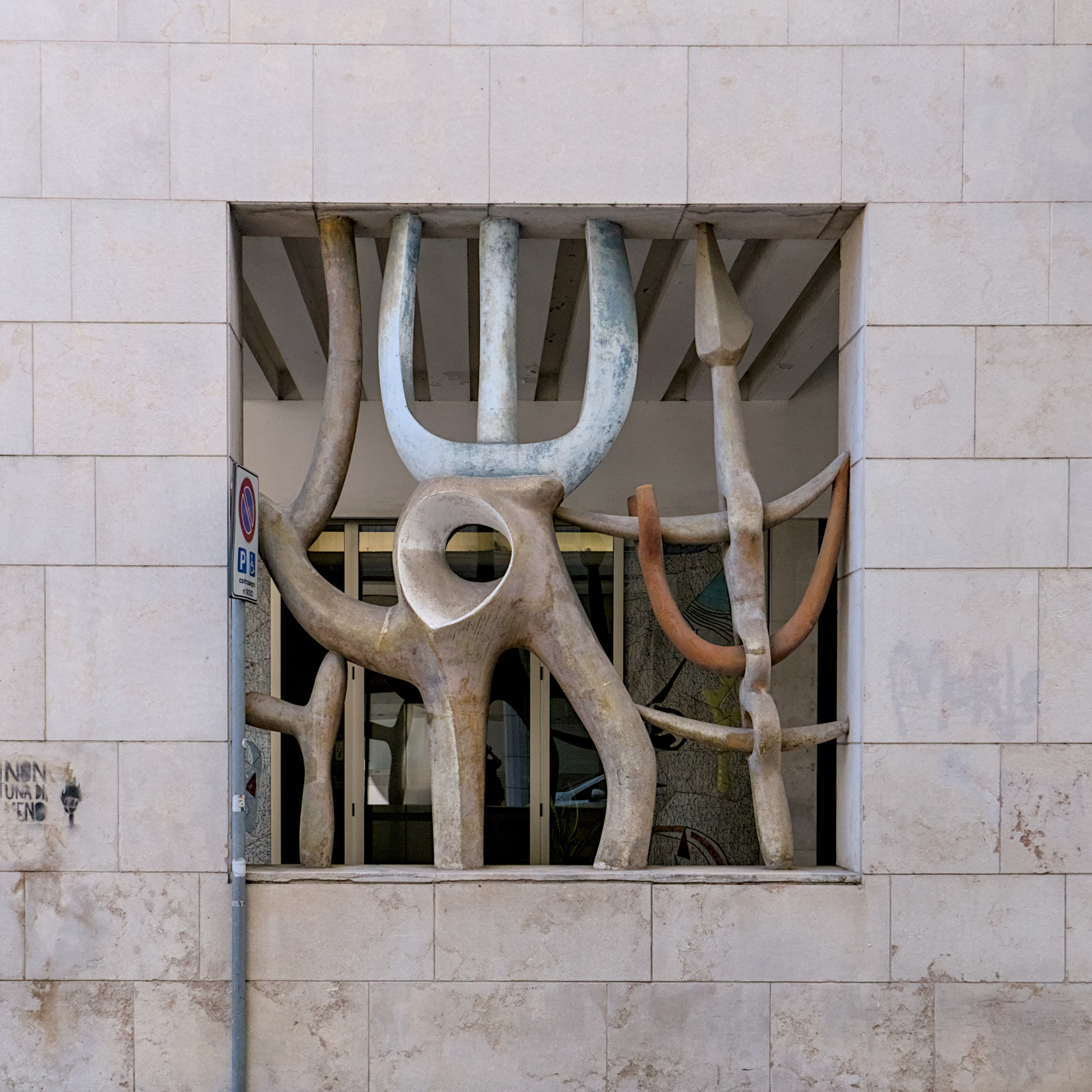Giuseppe Santomaso (Bepi Sanso) con Alberto Viani, scultura nella facciata su via Martiri della Libertà di palazzo Antenore a Padova (Renato Iscra), 1952