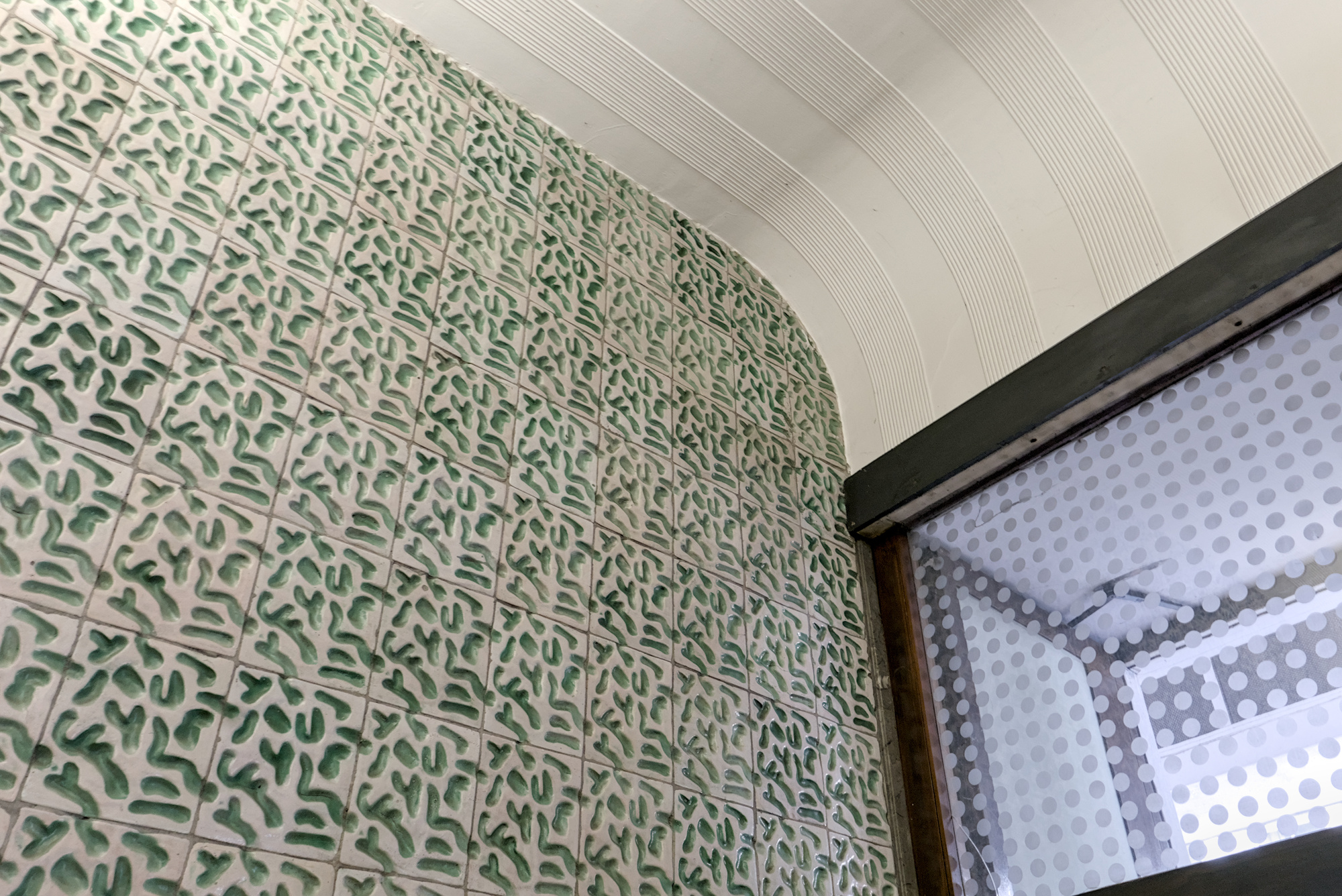 Giuseppe Santomaso (Bepi Sanso) (manifattura: Guerra-Gregorj), parete rivestita in piastrelle ceramiche all'ingresso di palazzo Antenore a Padova (Renato Iscra), 1952, via Martiri della Libertà
