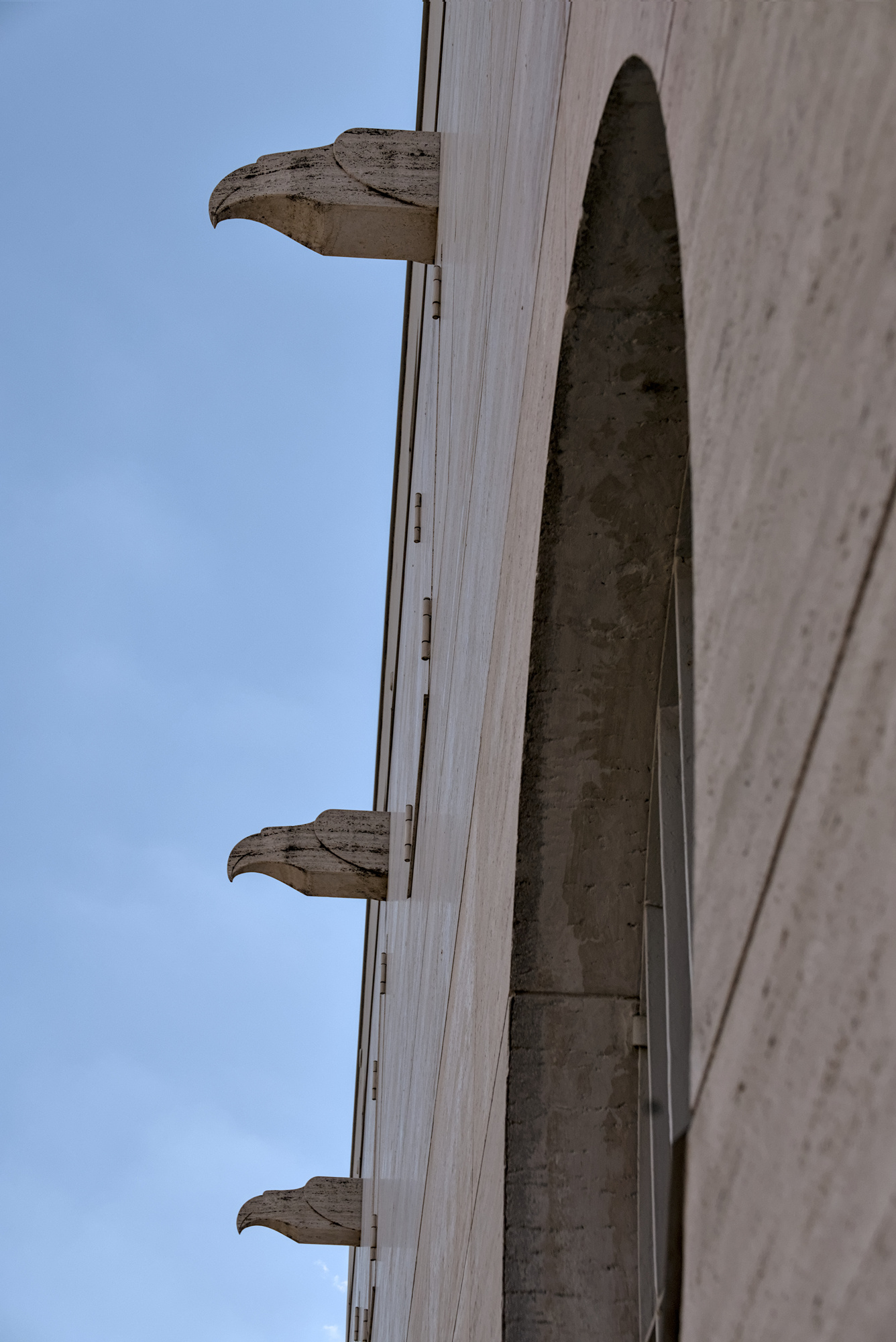 Sede del gruppo rionale fascista Evaristo Cappellozza (Quirino De Giorgio, 1938), via Cristoforo Moro, Padova. Le teste d'aquila e i rostri di carrarmato originali (ora sostituiti da copie non fedeli) erano di Amleto Sartori