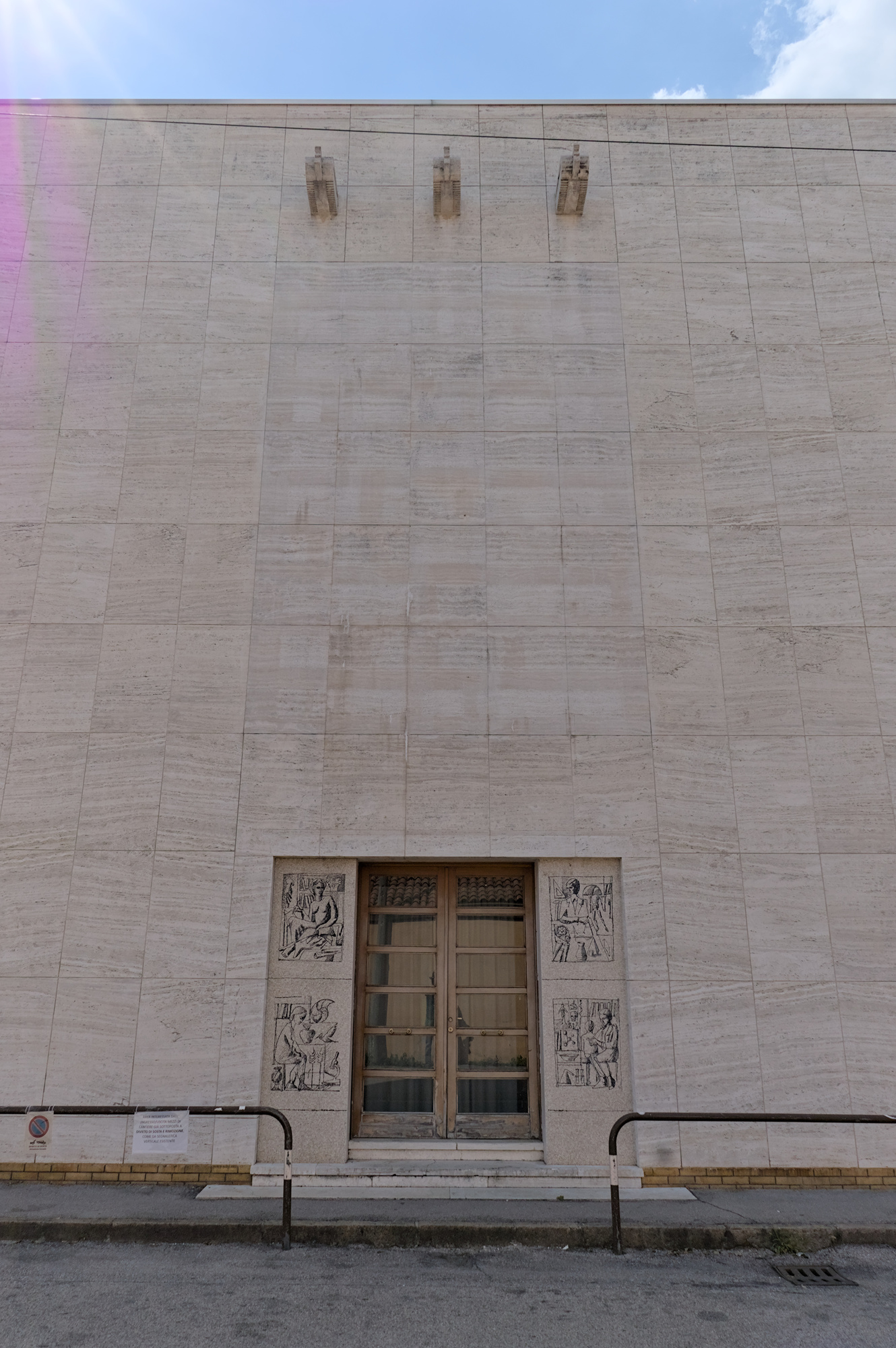 Sede del gruppo rionale fascista Evaristo Cappellozza (Quirino De Giorgio, 1938), via Cristoforo Moro, Padova. A lato del portale d'ingresso erano presenti 4 bassorilievi attribuibiti a Paolo Boldrin (Pietrogrande, 2017), rimossi dopo la guerra e nel 2008 sostituiti da composizioni a mosaico di tema differente dagli originali. Nel travertino che riveste la facciata era incisa una frase di Benito Mussolini tratta dal 'discorso dell’impero'