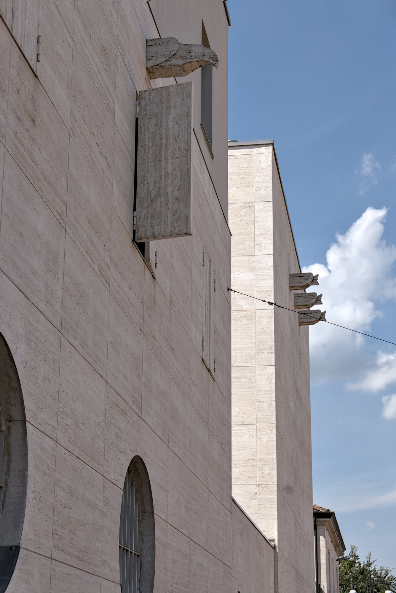 Sede del gruppo rionale fascista Evaristo Cappellozza (Quirino De Giorgio, 1938), via Cristoforo Moro, Padova. Le teste d'aquila e i rostri di carrarmato originali (ora sostituiti da copie non fedeli) erano di Amleto Sartori