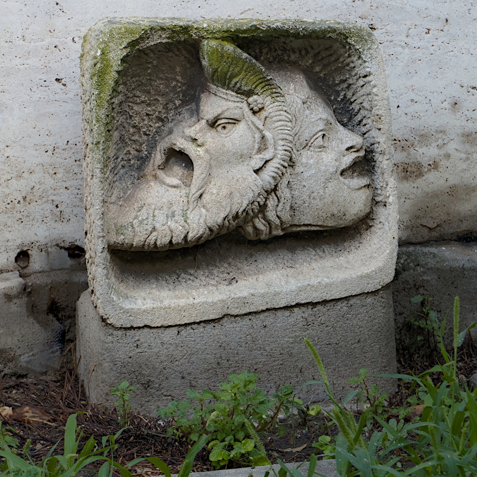 Amleto Sartori (attrib.), maschere in pietra all'esterno di condominio (Giovanni Zabai, 1954-56), angolo tra vicolo Nervesa della Battaglia e via Sorio, Padova