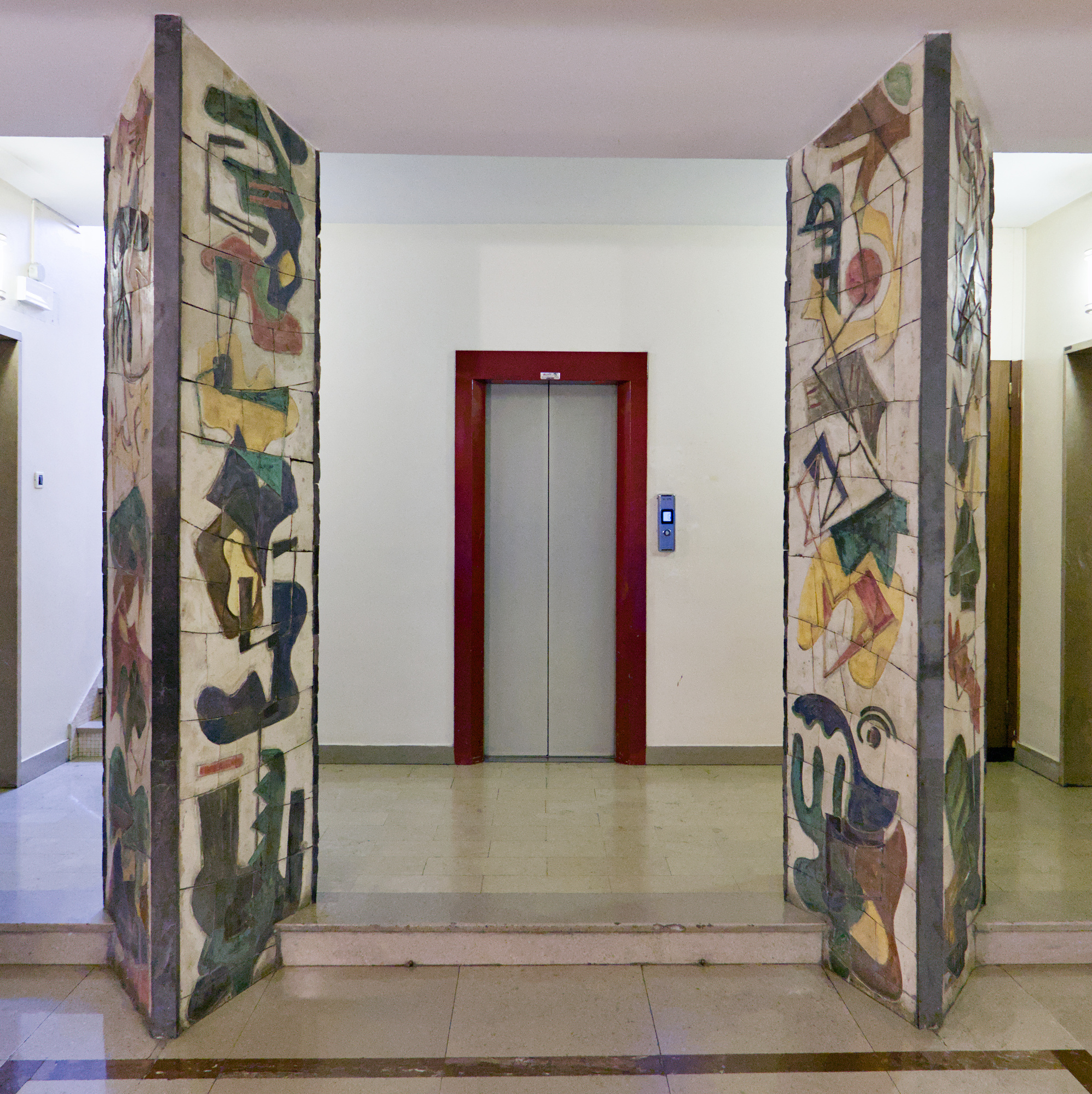 Autore non identificato, due pilastri a sezione romboide decorati con pannelli in ceramica in ingresso di condominio, ristilizzazione anni cinquanta, via Ugo Foscolo 10 (ex Grande albergo del Centenario, 1931), Padova