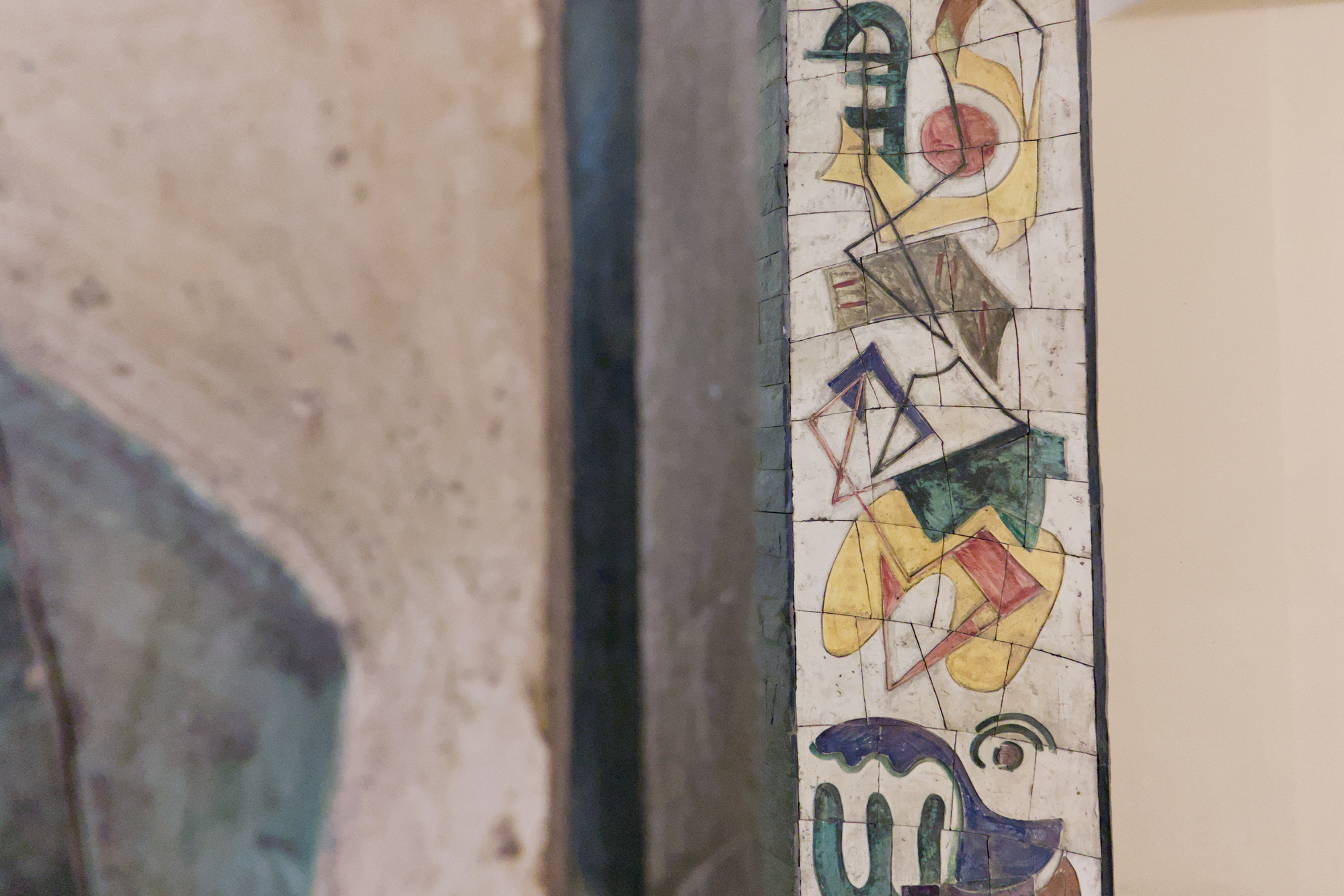 Autore non identificato, due pilastri a sezione romboide decorati con pannelli in ceramica in ingresso di condominio, ristilizzazione anni cinquanta, via Ugo Foscolo 10 (ex Grande albergo del Centenario, 1931), Padova