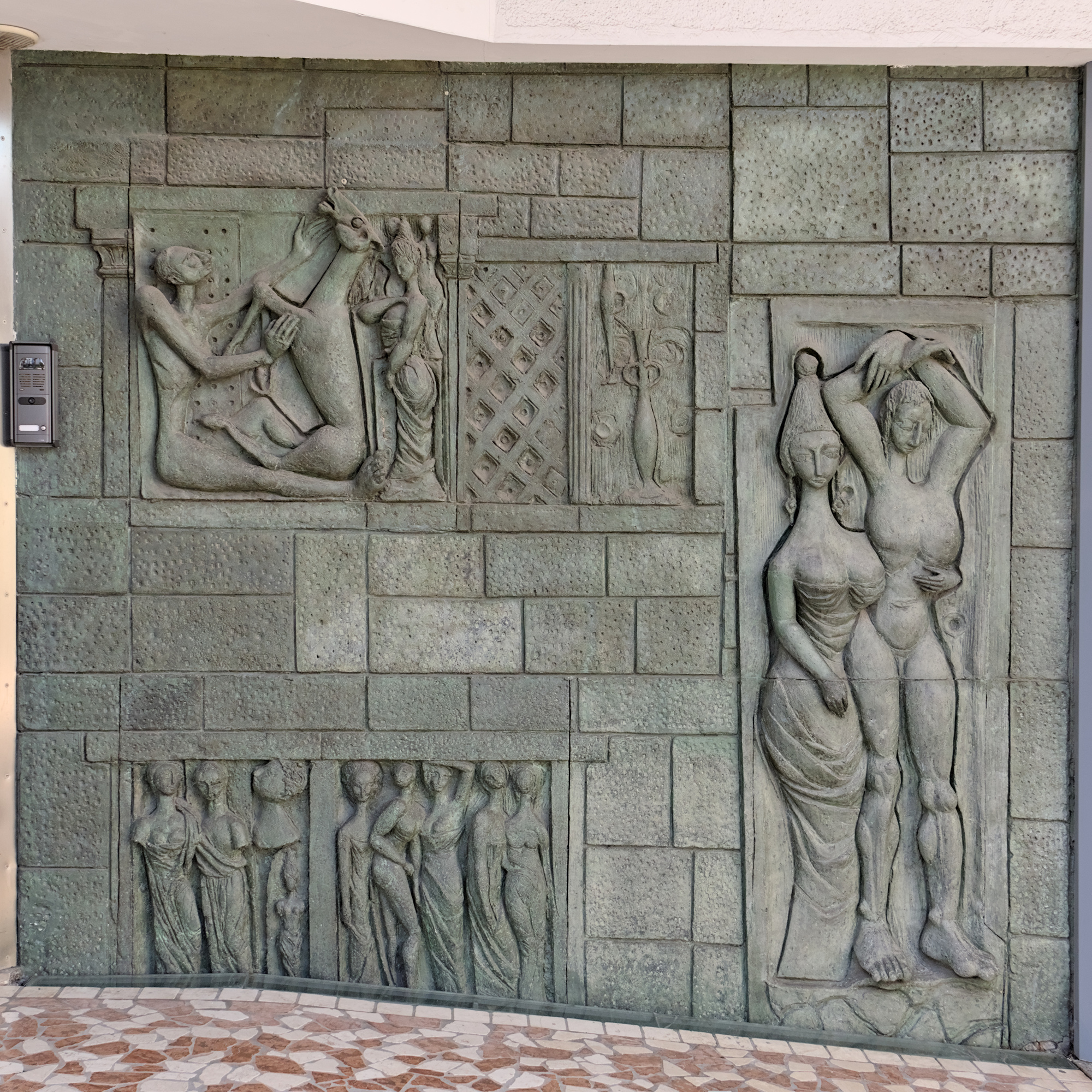 Ennio Tamiazzo (attrib.), rilievo all'esterno del Columbus Thermal Pool, via Martiri d'Ungheria 22, Abano Terme (Padova)