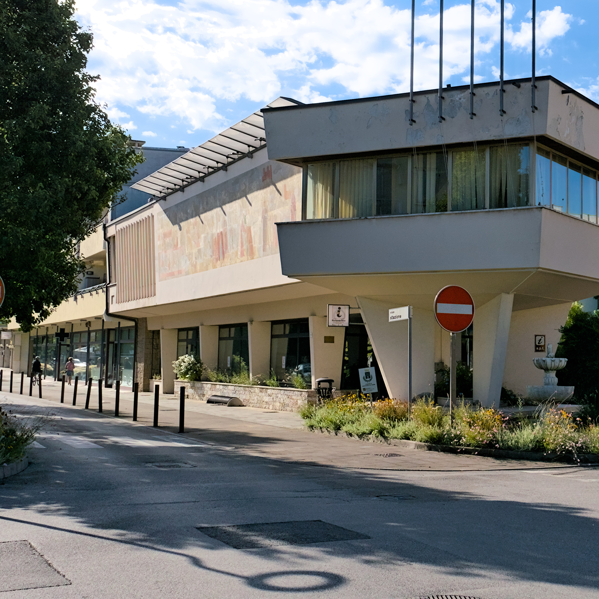 Fulvio Pendini, affresco dedicato alla leggenda di Berta, 1958, Ufficio turistico (Giulio Genta, anni cinquanta), viale Stazione 56, Montegrotto Terme (Padova)