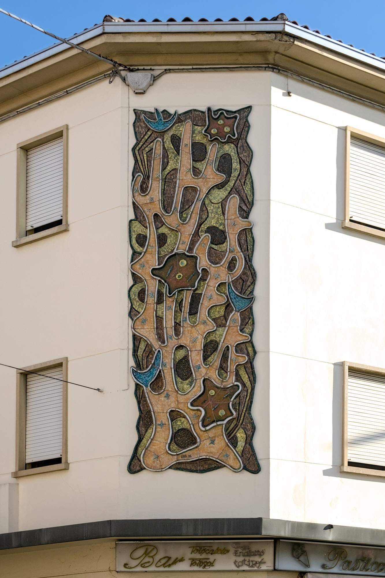 Remigio Lazzaro, bassorilievo in ceramica a motivi astratti, 1957, via S. Marco 137, Padova