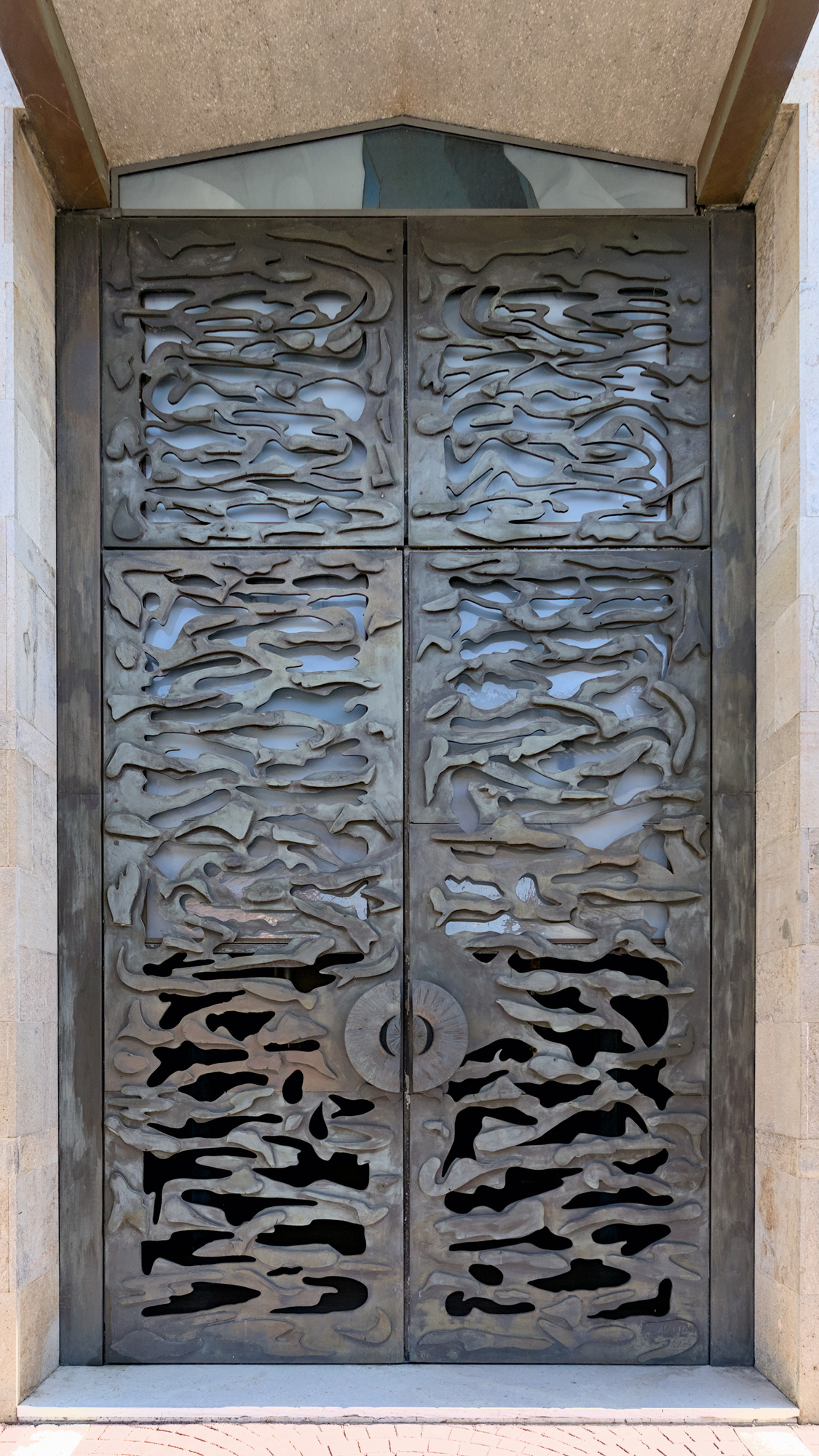 [Toni Benetton?], porta in bronzo, chiesa dello Spirito Santo (Berlese, Checchi, Cristofoli, Gusso, Negri, Tombola, Vallot, Zabai, 1960-61), via Alessandro Prosdocimi 3, Padova