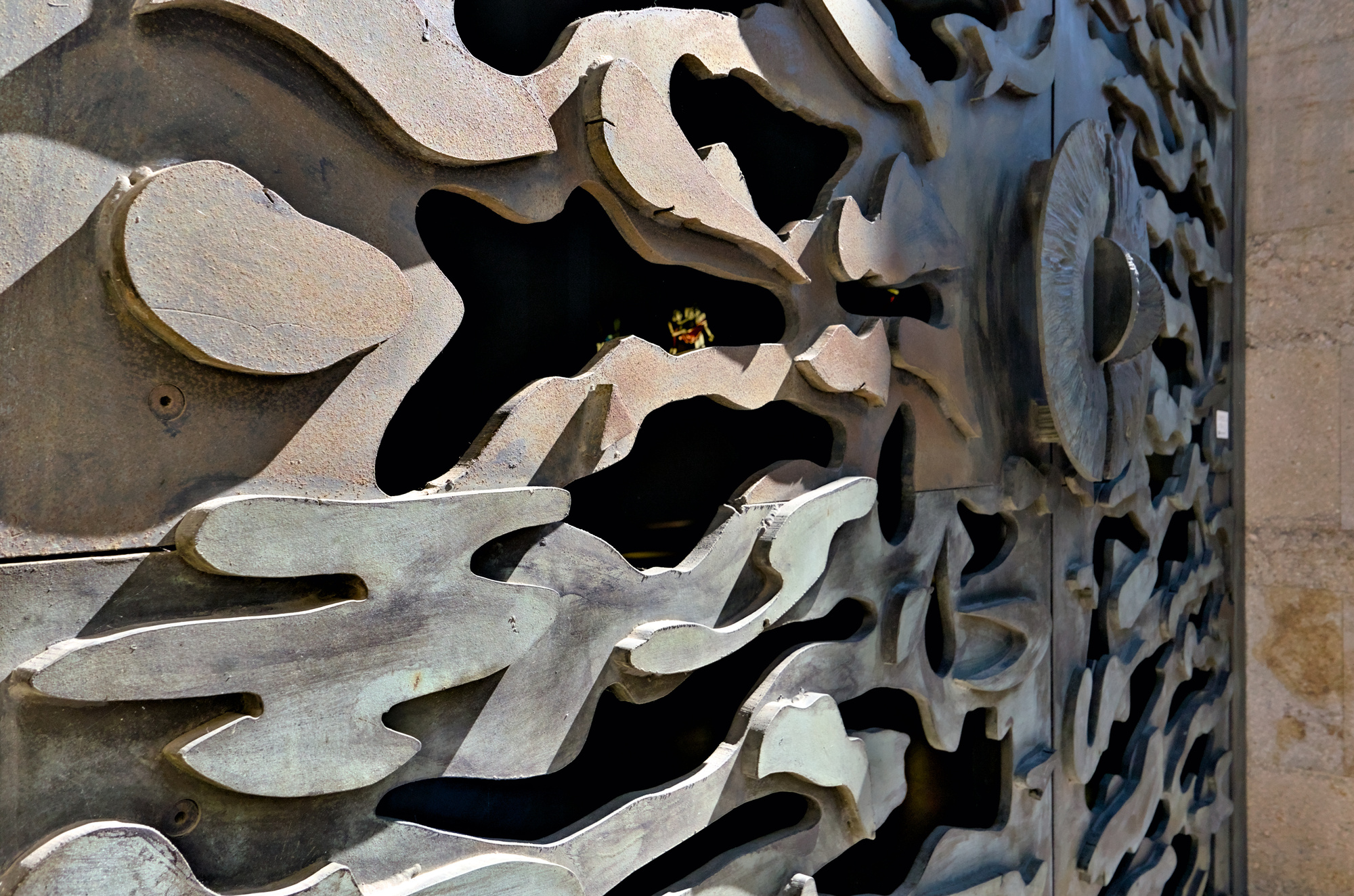 [Toni Benetton?], porta in bronzo (dettaglio), chiesa dello Spirito Santo (Berlese, Checchi, Cristofoli, Gusso, Negri, Tombola, Vallot, Zabai, 1960-61), via Alessandro Prosdocimi 3, Padova