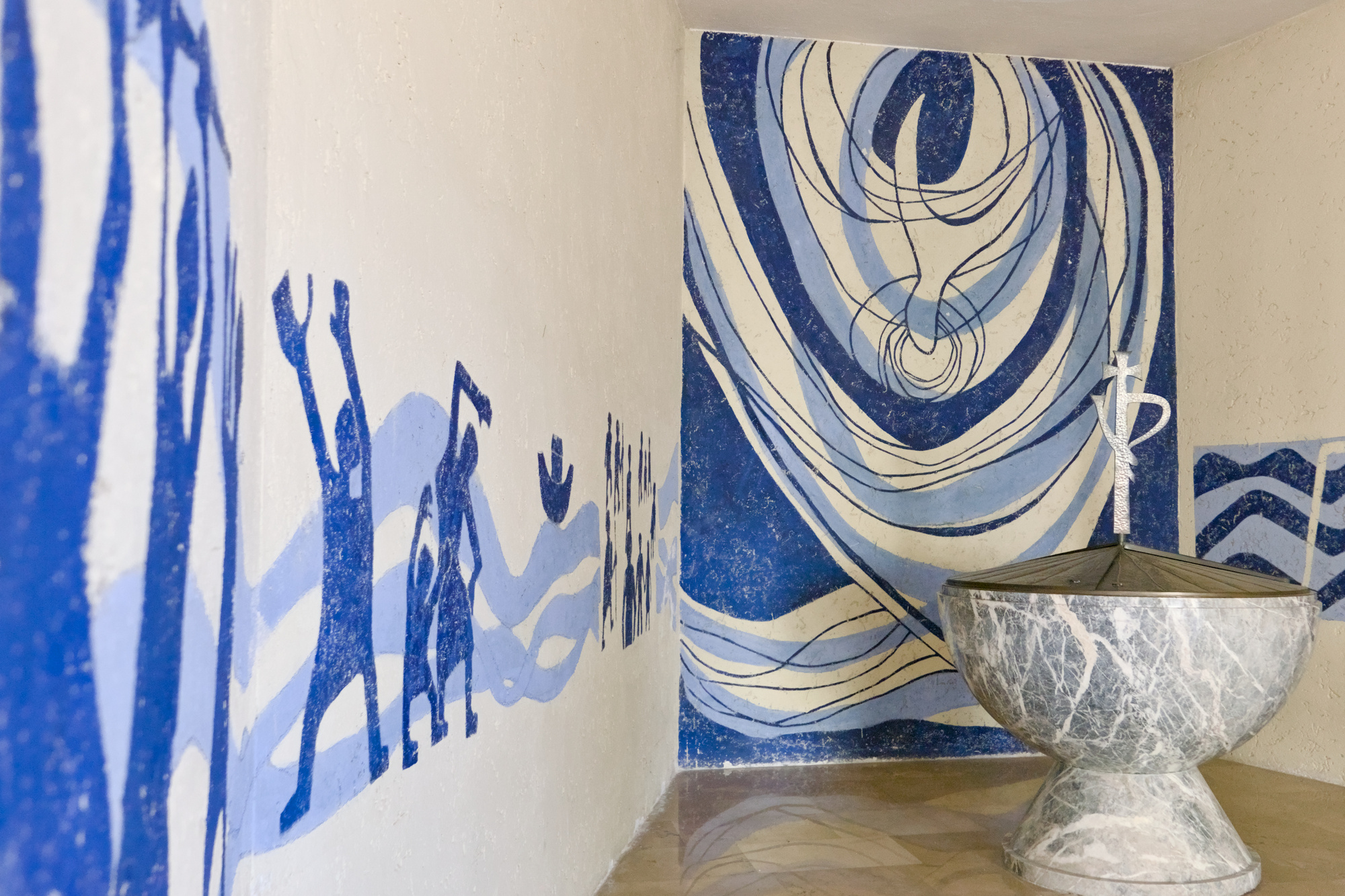 Autore non identificato, *Colomba dello Spirito Santo*, tempera su muro, 1974, cella del battistero nella chiesa dello Spirito Santo (Berlese, Checchi, Cristofoli, Gusso, Negri, Tombola, Vallot, Zabai, 1960-61), via Alessandro Prosdocimi 3, Padova