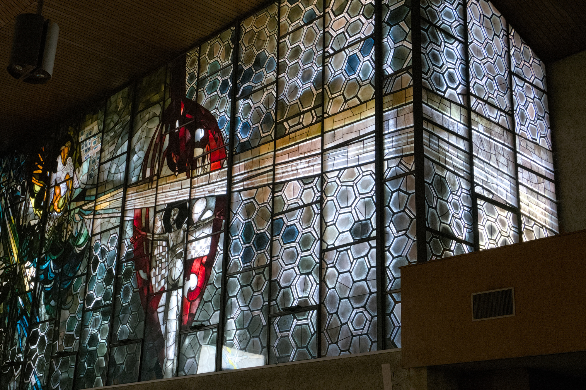 Giorgio Scalco (esecuzione Ditta Albano Poli), grande vetrata raffigurante la colomba dello Spirito che crea il cielo e la terra, 1969, chiesa dello Spirito Santo (Berlese, Checchi, Cristofoli, Gusso, Negri, Tombola, Vallot, Zabai, 1960-61), via Alessandro Prosdocimi 3, Padova