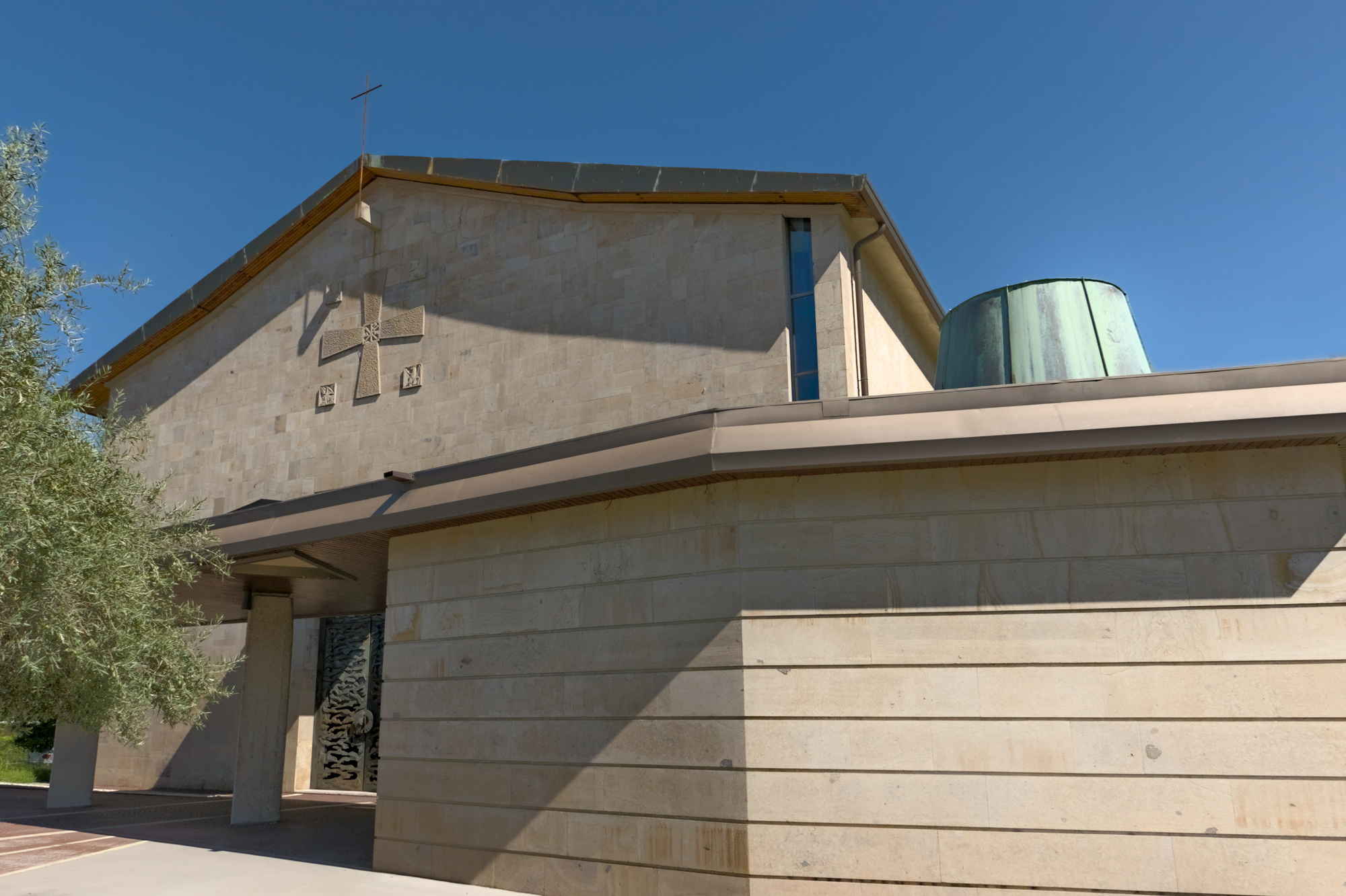 Esterno della chiesa dello Spirito Santo (Berlese, Checchi, Cristofoli, Gusso, Negri, Tombola, Vallot, Zabai, 1960-61). In primo piano la cella del battistero, via Alessandro Prosdocimi 3, Padova
