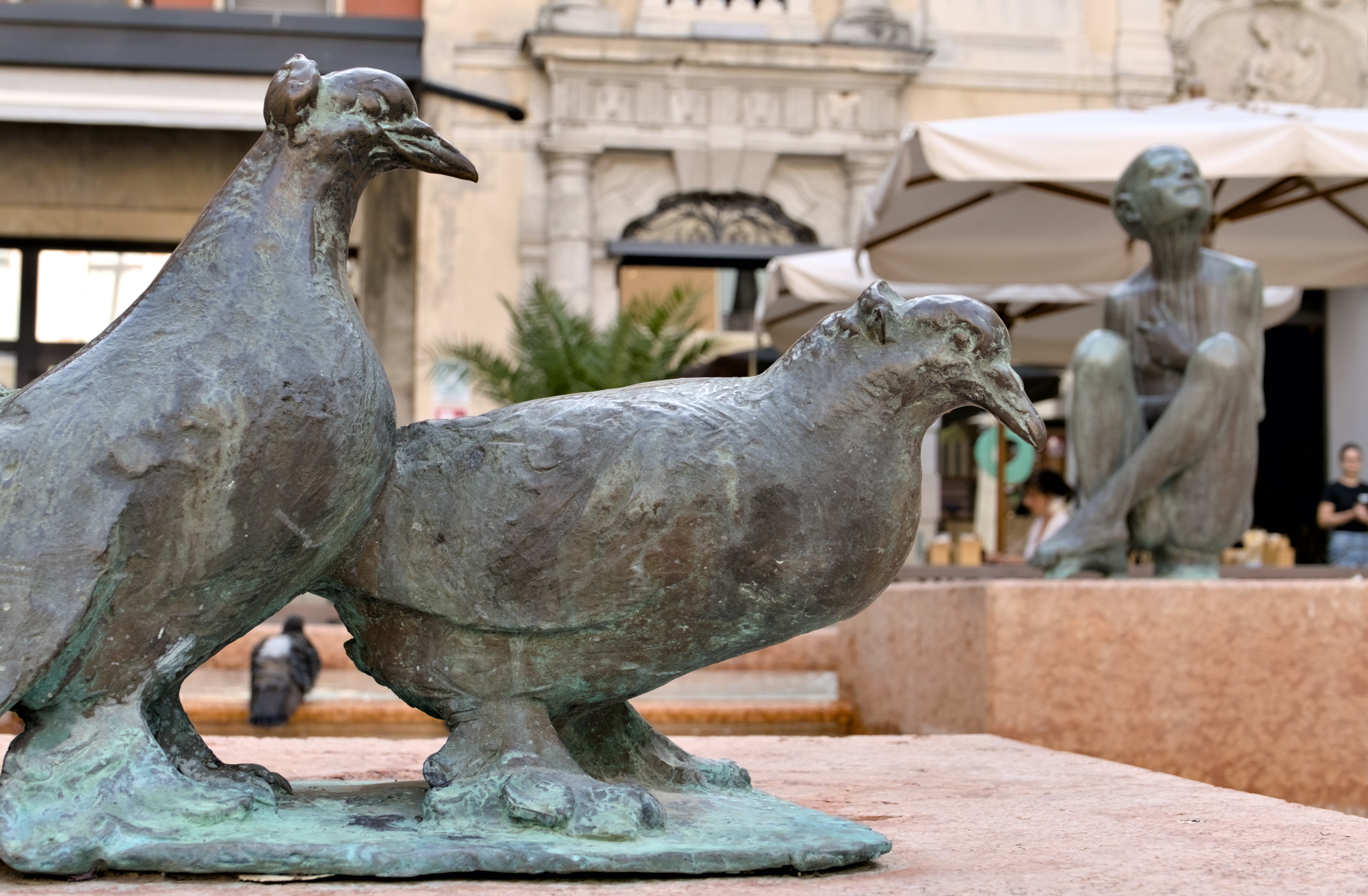 Nerino Negri, colombi in bronzo, 1972. Dopo ripetuti atti di vandalismo e tentativi di furto, altri due colombi rappresentati in volo sono stati spostati al Museo Civico di Padova. Sullo sfondo il *Tobiolo* di Amleto Sartori (1958). Fontana (Francesco Mansutti, 1972) in piazzetta Garzeria, Padova