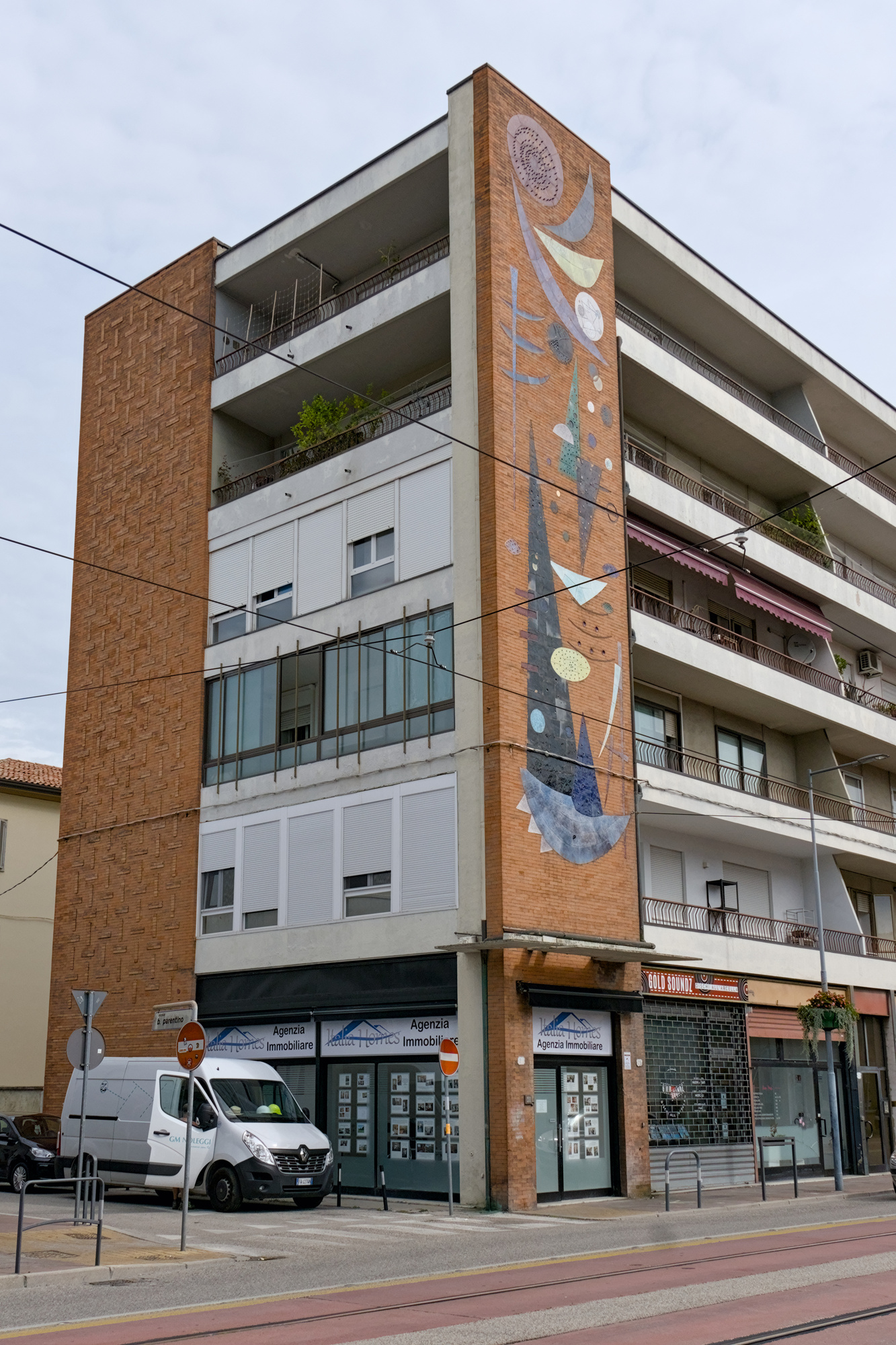 Autore non identificato, estesa decorazione a tema astratto a tutta altezza su edificio residenziale (Gino Ghedini, 1955-57), via Tiziano Aspetti 27, Padova