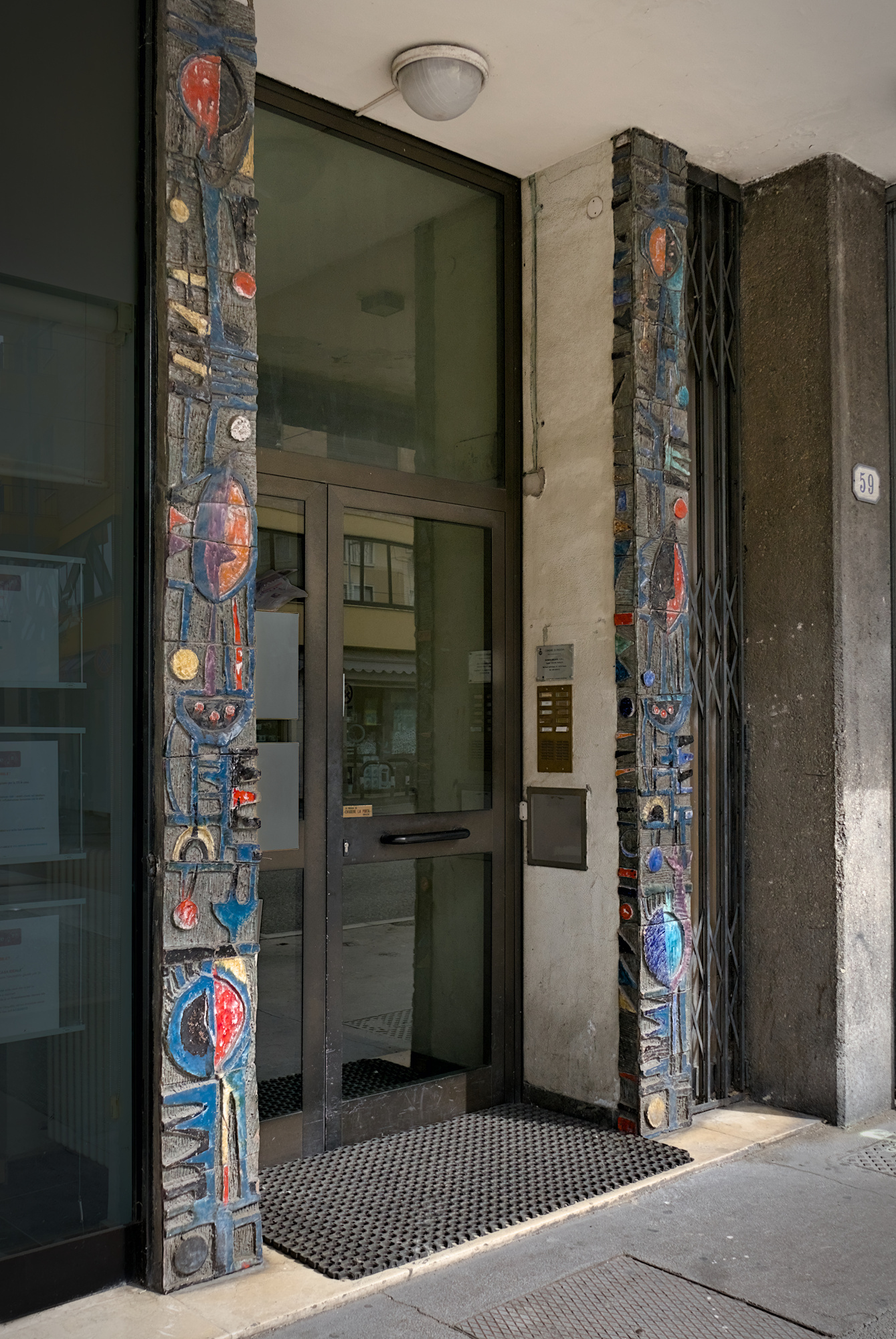 Elio Schiavon [attribuzione su comunicazione a voce del figlio Luca Schiavon], pilastri rivestiti con decorazione in ceramica, via Tiziano Aspetti 59, Padova