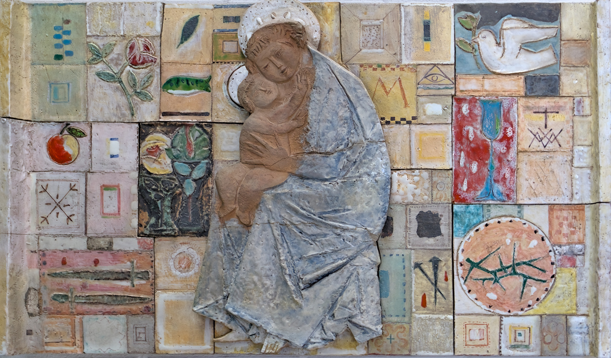 Nerino Negri, *Madonna col Bambino*, bassorilievo in terracotta e ceramica a rilievo dipinta, 1968, chiesa di San Gregorio Barbarigo (Oscar Marchi, 1965-67), via Elena Valmarana 20, Padova