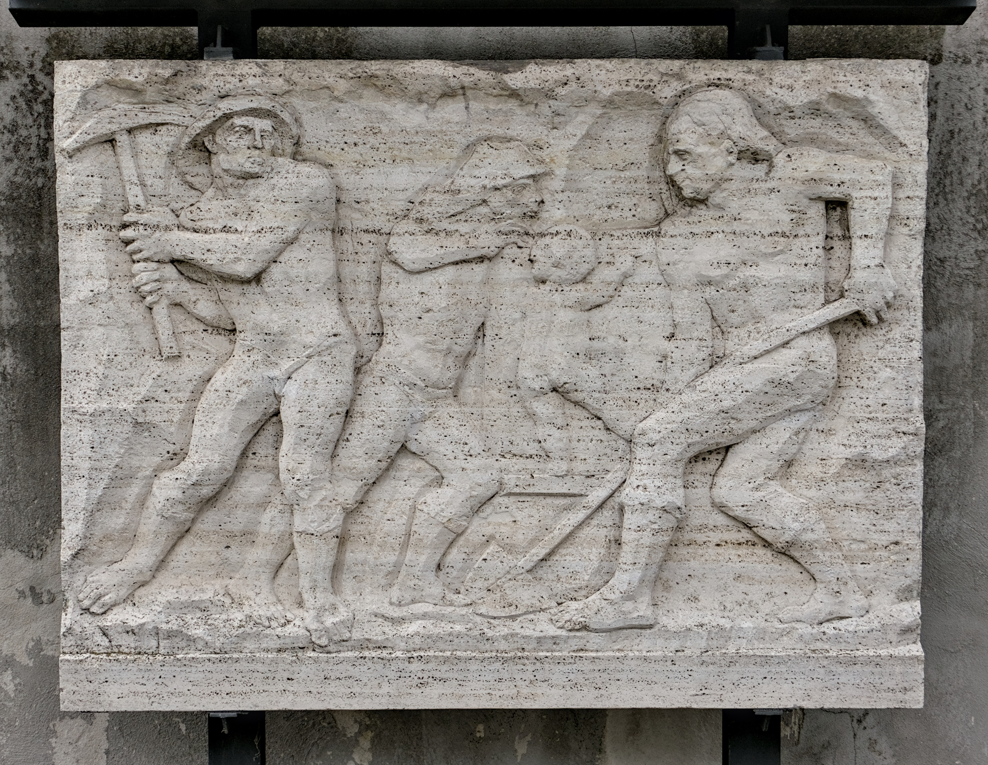 Amleto Sartori, metopa in travertino, 1951; faceva parte del portale dello stabilimento SAIMP (demolito nel 2004), via Pontevigodarzere 2, Padova