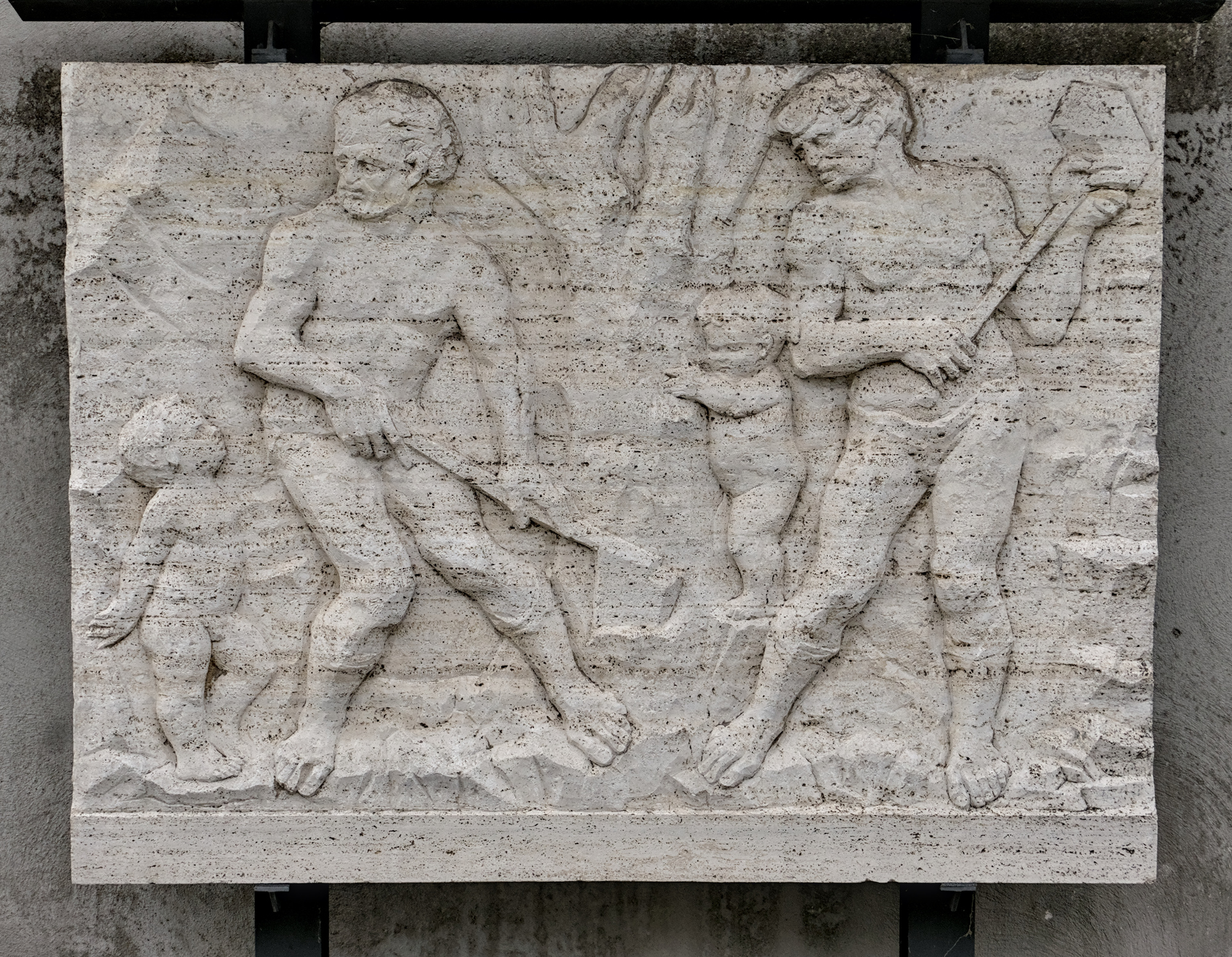 Amleto Sartori, metopa in travertino, 1951; faceva parte del portale dello stabilimento SAIMP (demolito nel 2004), via Pontevigodarzere 2, Padova