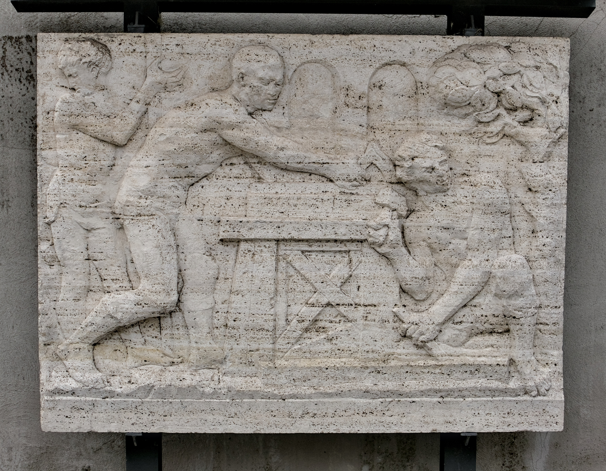 Amleto Sartori, metopa in travertino, 1951; faceva parte del portale dello stabilimento SAIMP (demolito nel 2004), via Pontevigodarzere 2, Padova