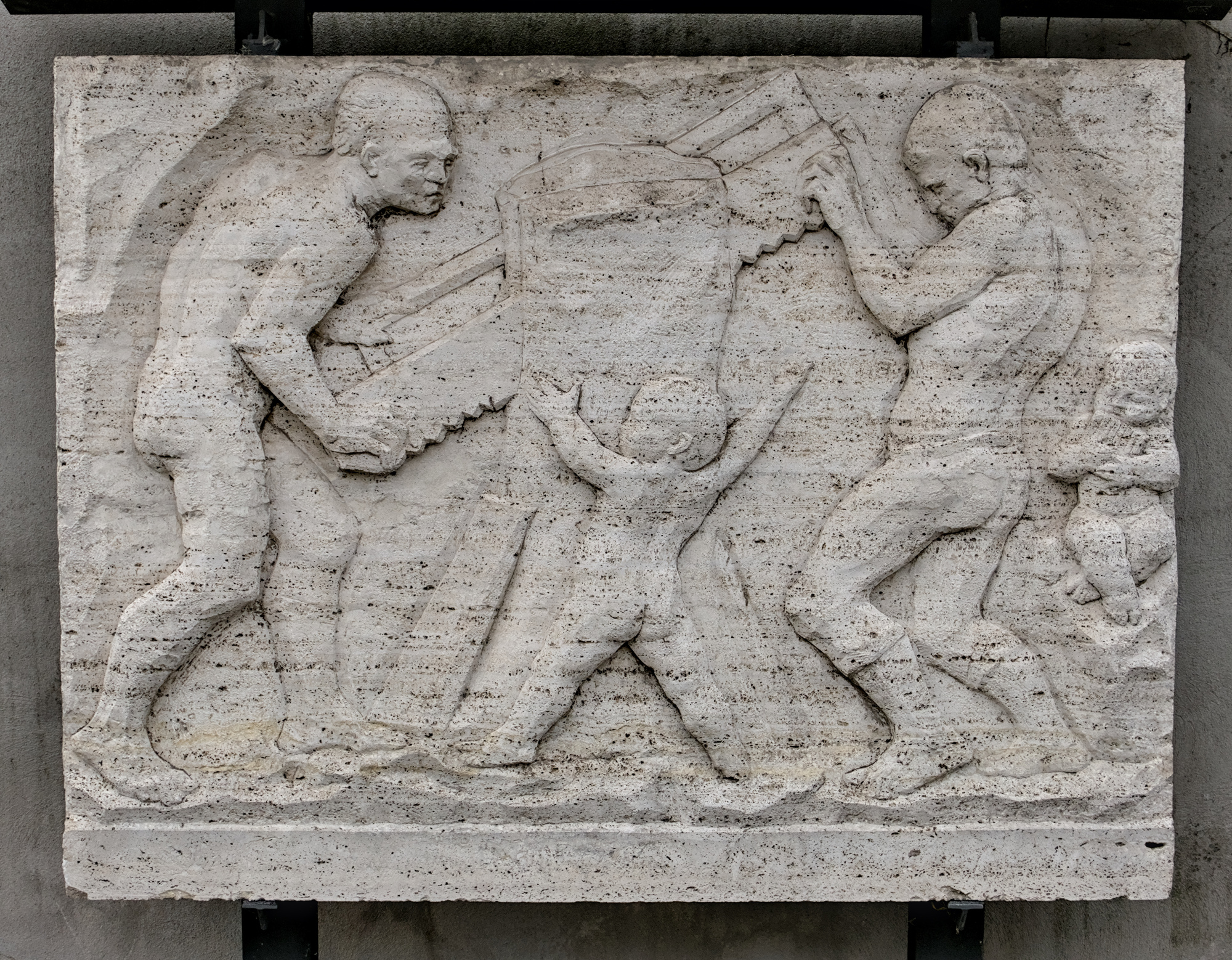 Amleto Sartori, metopa in travertino, 1951; faceva parte del portale dello stabilimento SAIMP (demolito nel 2004), via Pontevigodarzere 2, Padova