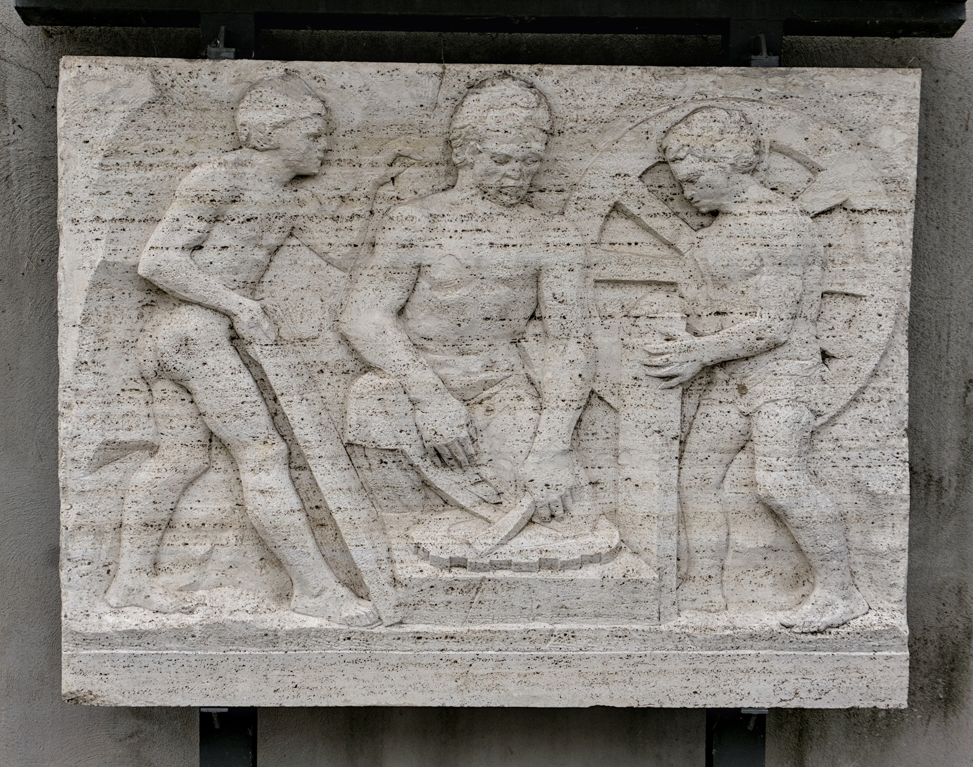 Amleto Sartori, metopa in travertino, 1951; faceva parte del portale dello stabilimento SAIMP (demolito nel 2004), via Pontevigodarzere 2, Padova