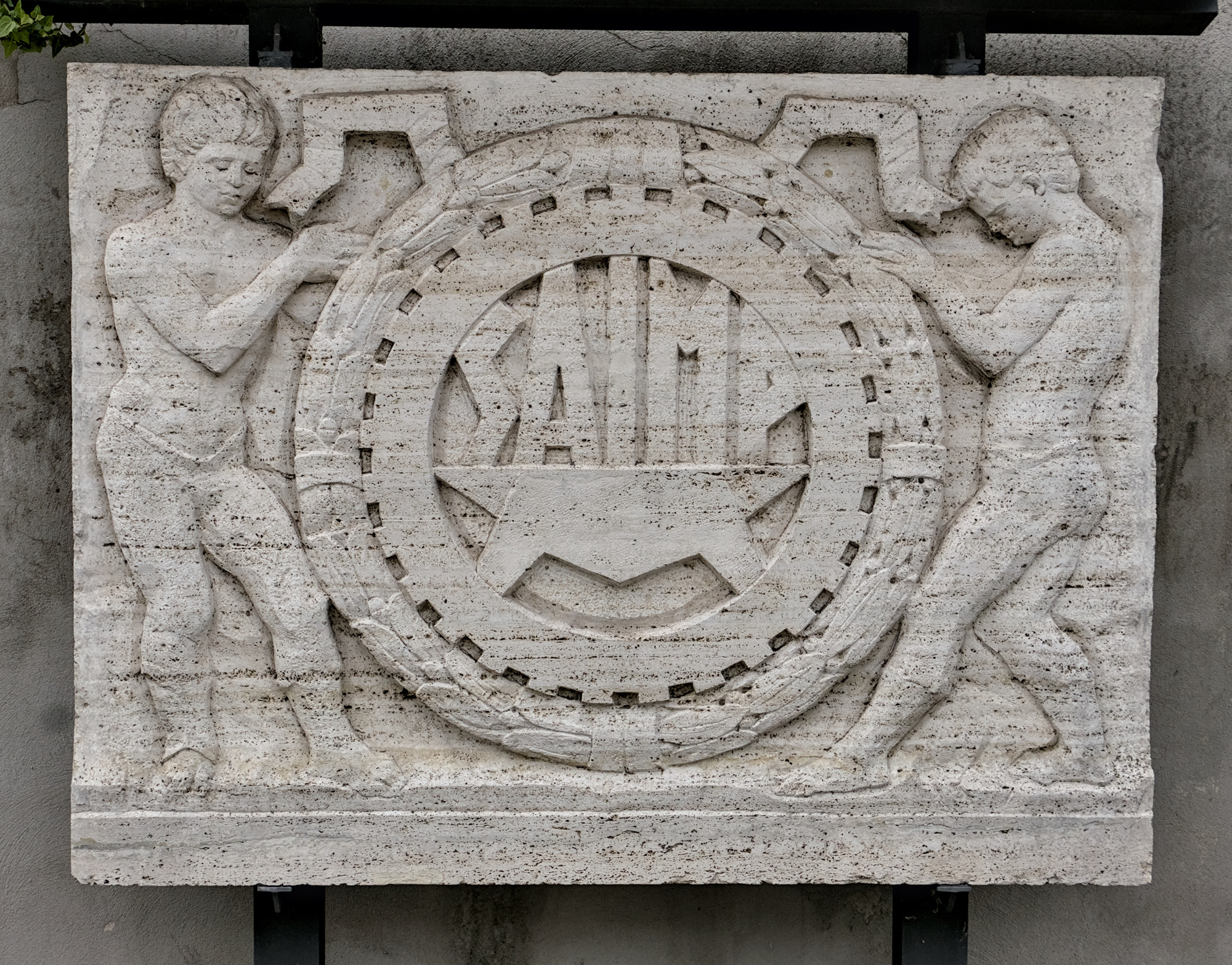 Amleto Sartori, metopa in travertino, 1951; faceva parte del portale dello stabilimento SAIMP (demolito nel 2004), via Pontevigodarzere 2, Padova