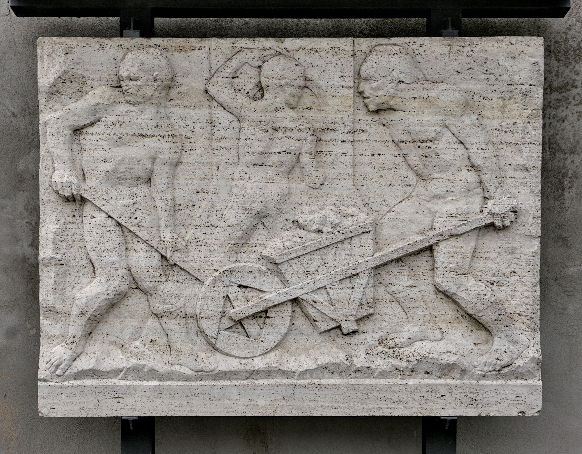 Amleto Sartori, metopa in travertino, 1951; faceva parte del portale dello stabilimento SAIMP (demolito nel 2004), via Pontevigodarzere 2, Padova