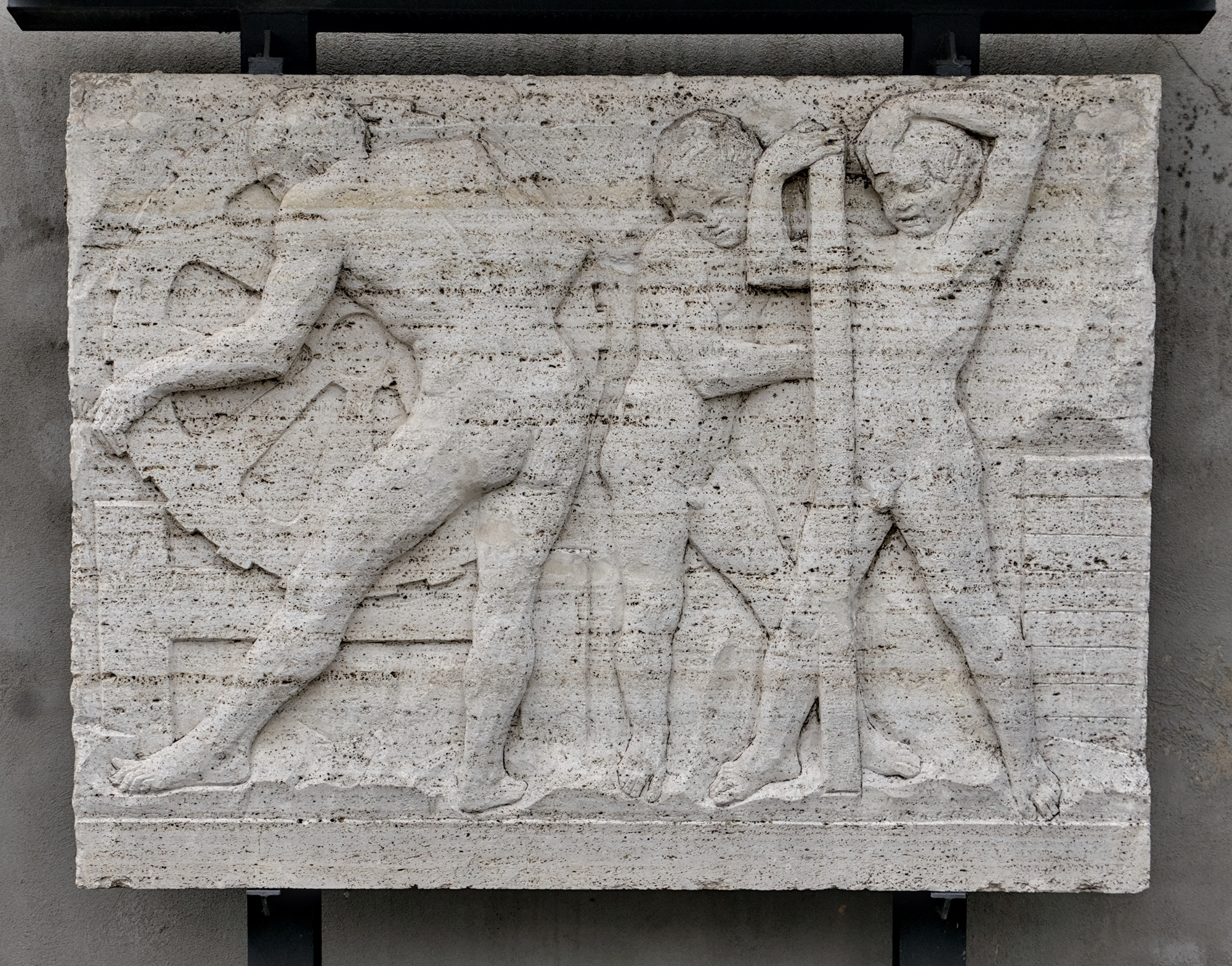 Amleto Sartori, metopa in travertino, 1951; faceva parte del portale dello stabilimento SAIMP (demolito nel 2004), via Pontevigodarzere 2, Padova