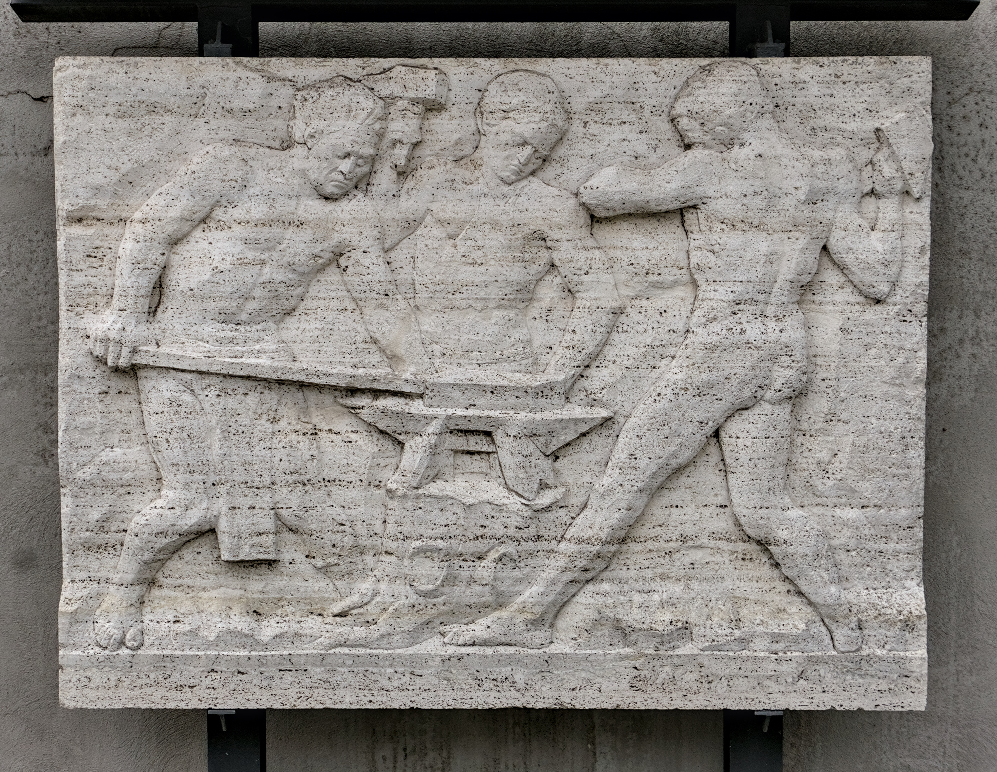 Amleto Sartori, metopa in travertino, 1951; faceva parte del portale dello stabilimento SAIMP (demolito nel 2004), via Pontevigodarzere 2, Padova