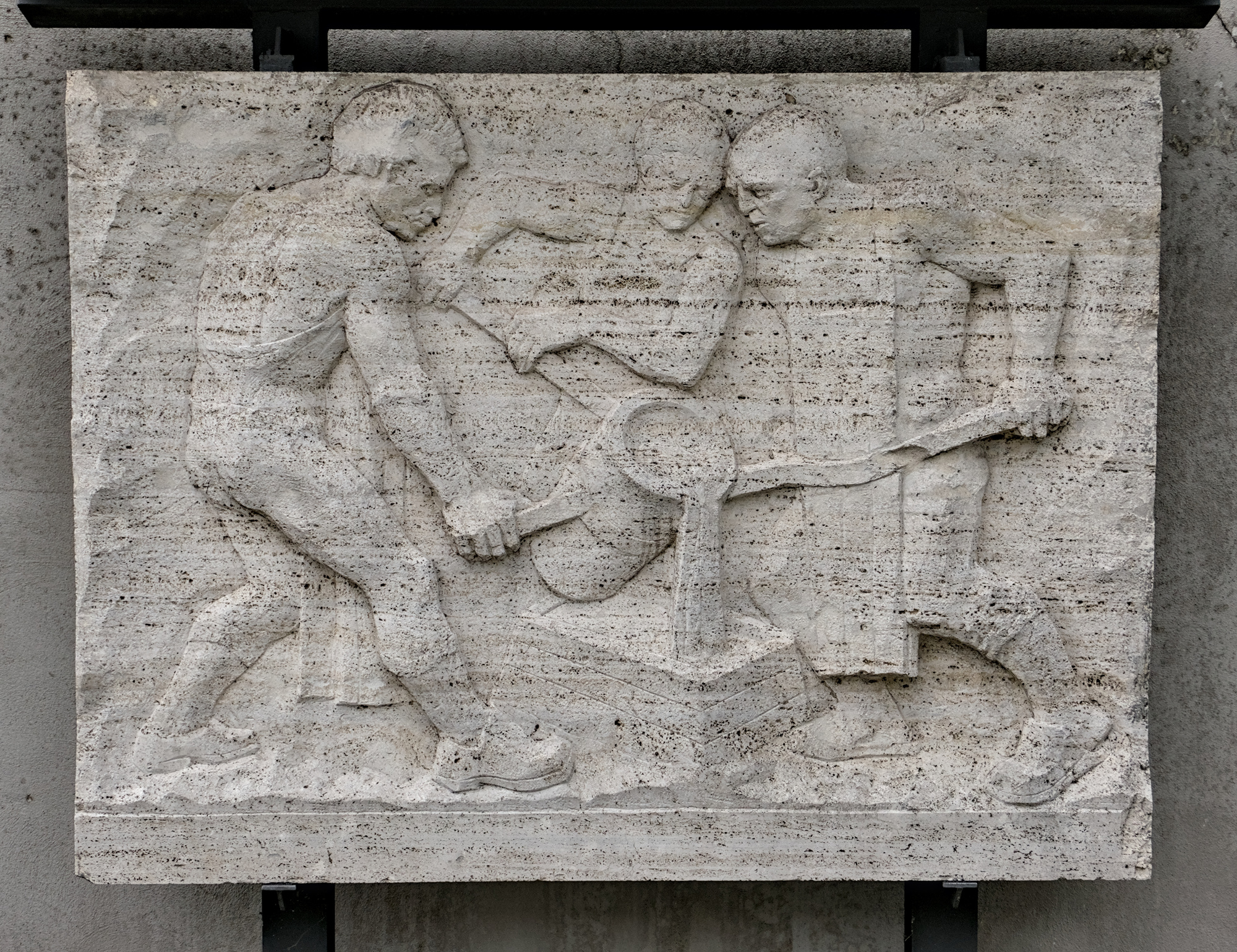 Amleto Sartori, metopa in travertino, 1951; faceva parte del portale dello stabilimento SAIMP (demolito nel 2004), via Pontevigodarzere 2, Padova
