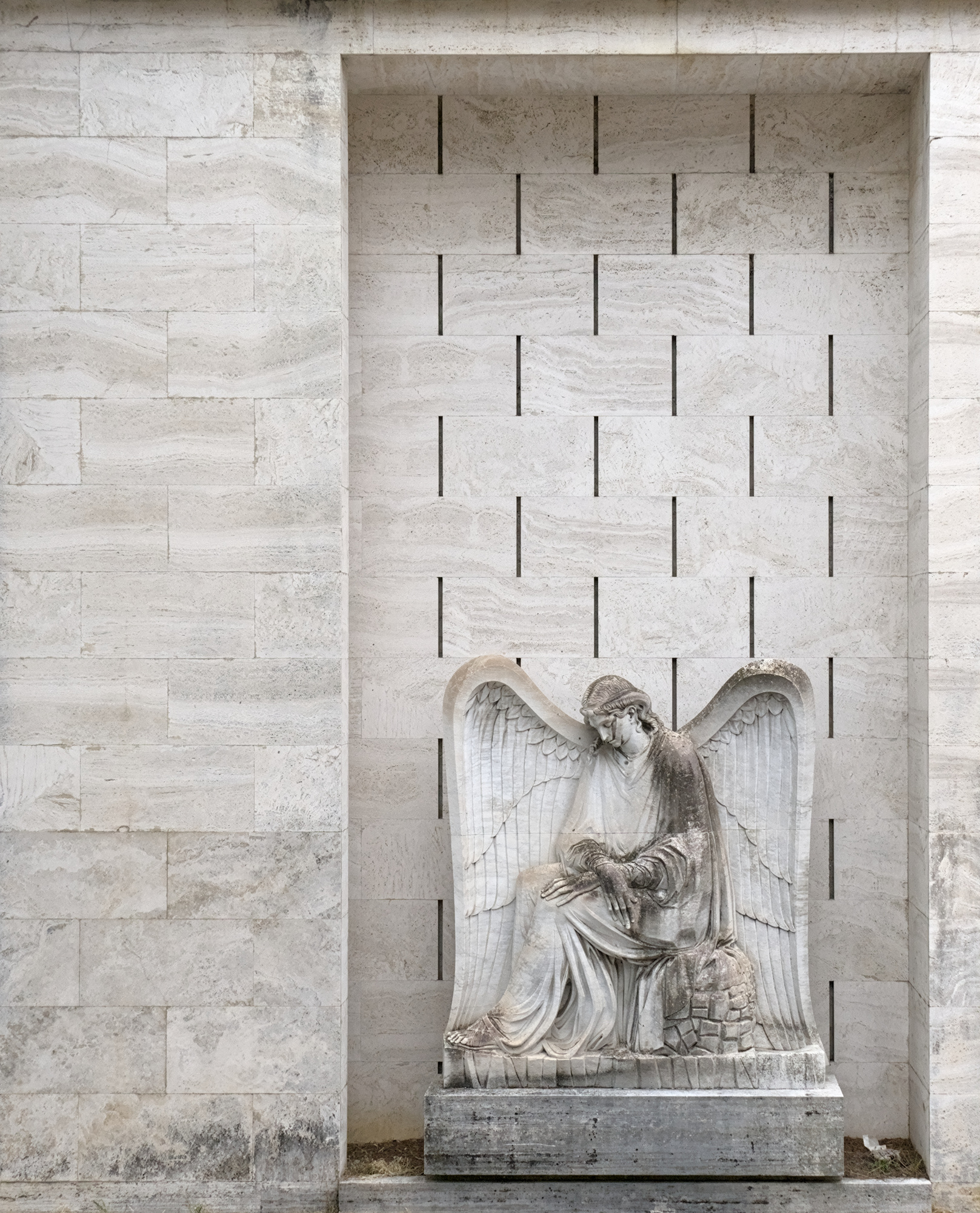 Amleto Sartori, *Angelo del dolore*, altorilievo in marmo di Carrara nella cappella funeraria della famiglia Dal Zio, 1953, Cimitero Maggiore, via del Cimitero 10, Padova