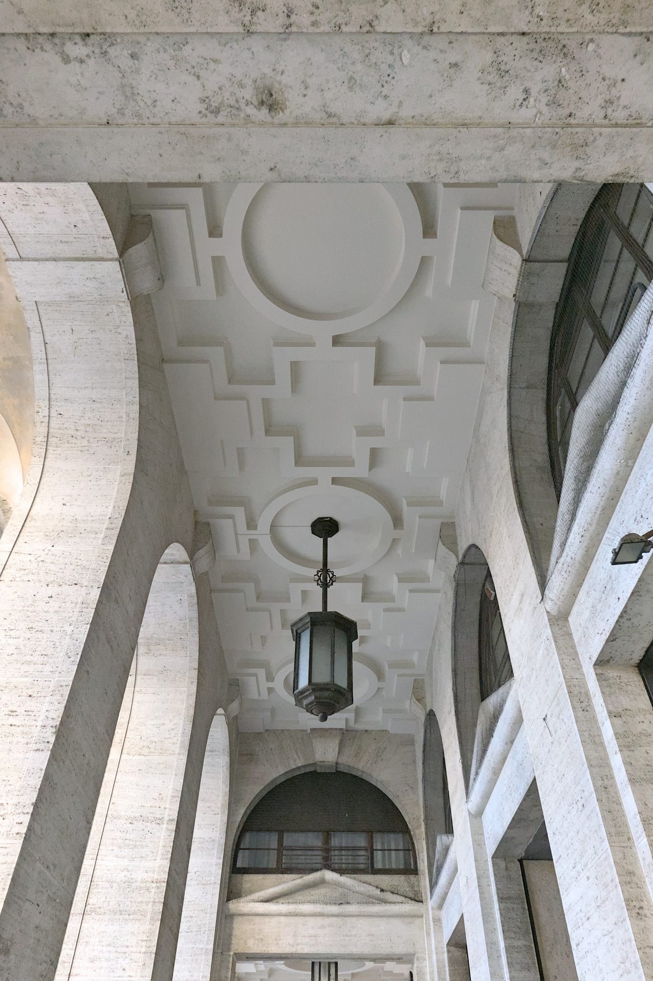 Autore non identificato, soffitto del porticato di palazzo INPS (Gino Peressutti, 1934-38), piazza Insurrezione 28 Aprile 1945, Padova