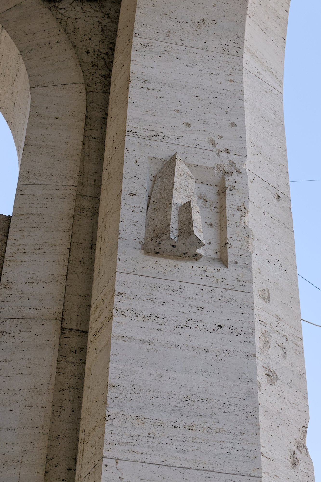 Autore non identificato, decorazioni in altorilievo nei pilastri di palazzo INPS (Gino Peressutti, 1934-38), piazza Insurrezione 28 Aprile 1945, Padova