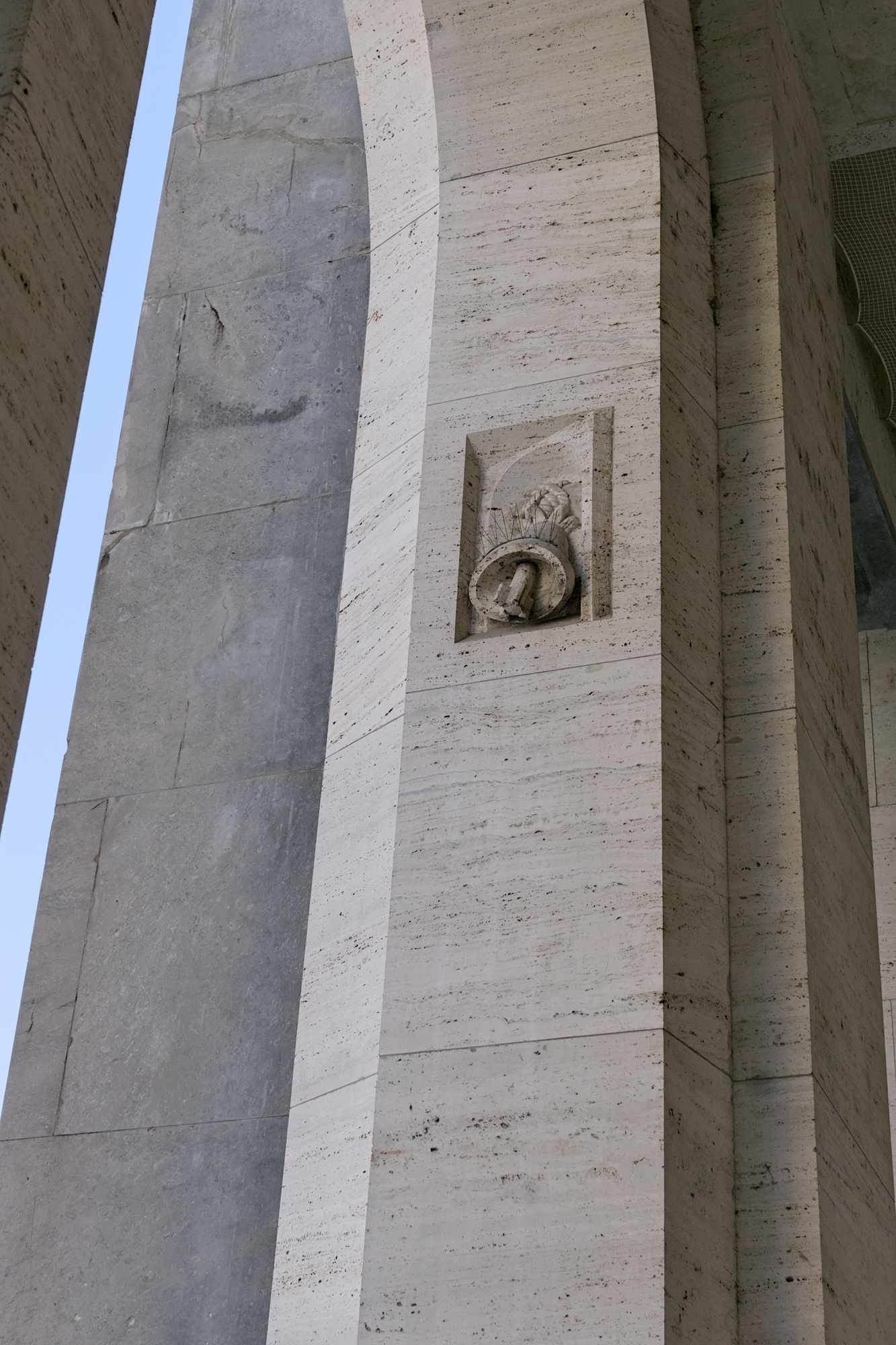 Autore non identificato, decorazioni in altorilievo nei pilastri di palazzo INPS (Gino Peressutti, 1934-38), piazza Insurrezione 28 Aprile 1945, Padova