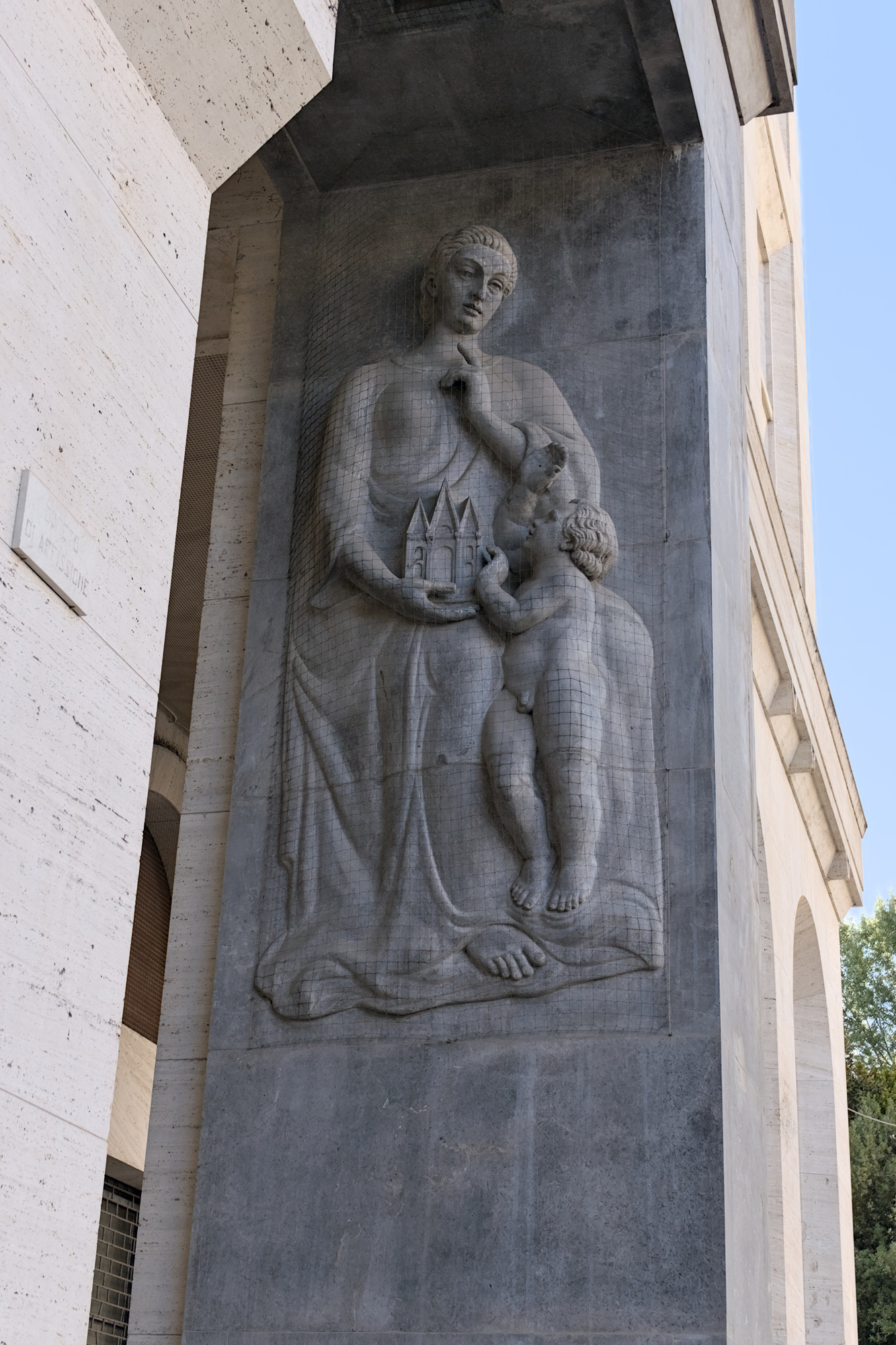 Paolo Boldrin, bassorilievo in marmo nero a decorazione del portale d'ingresso di palazzo INPS (Gino Peressutti, 1934-38), piazza Insurrezione 28 Aprile 1945, Padova