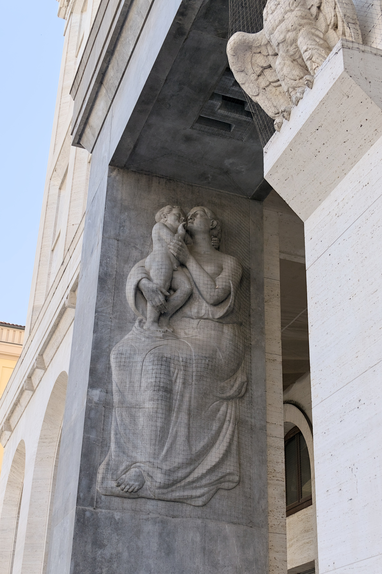 Paolo Boldrin, bassorilievo in marmo nero a decorazione del portale d'ingresso di palazzo INPS (Gino Peressutti, 1934-38), piazza Insurrezione 28 Aprile 1945, Padova