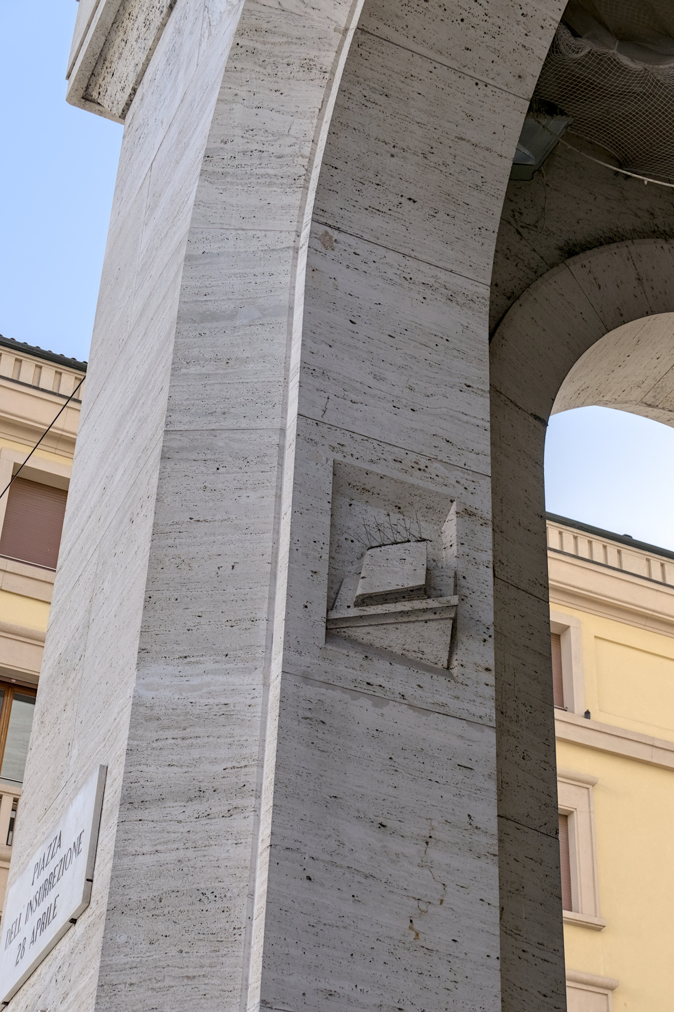 Autore non identificato, decorazioni in altorilievo nei pilastri di palazzo INPS (Gino Peressutti, 1934-38), piazza Insurrezione 28 Aprile 1945, Padova
