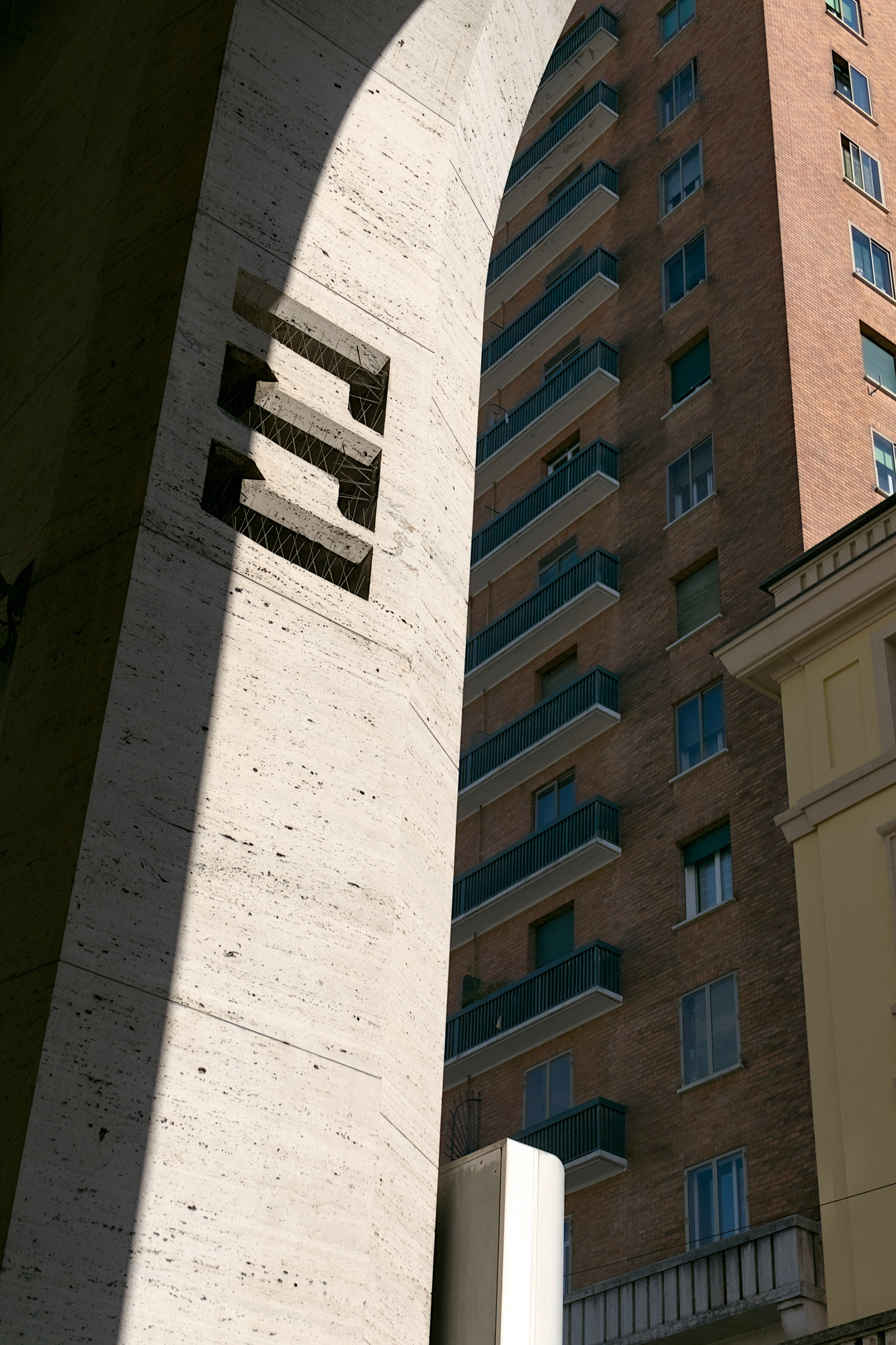 Autore non identificato, decorazioni in altorilievo nei pilastri di palazzo INPS (Gino Peressutti, 1934-38), piazza Insurrezione 28 Aprile 1945, Padova