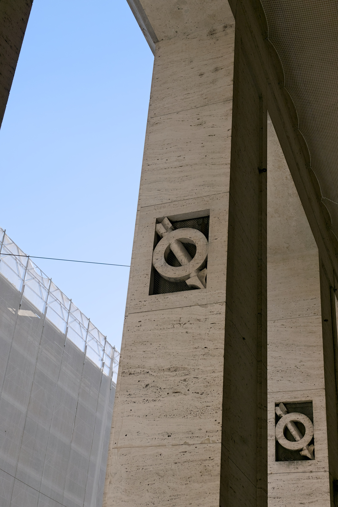 Autore non identificato, decorazioni in altorilievo nei pilastri di palazzo INPS (Gino Peressutti, 1934-38), piazza Insurrezione 28 Aprile 1945, Padova